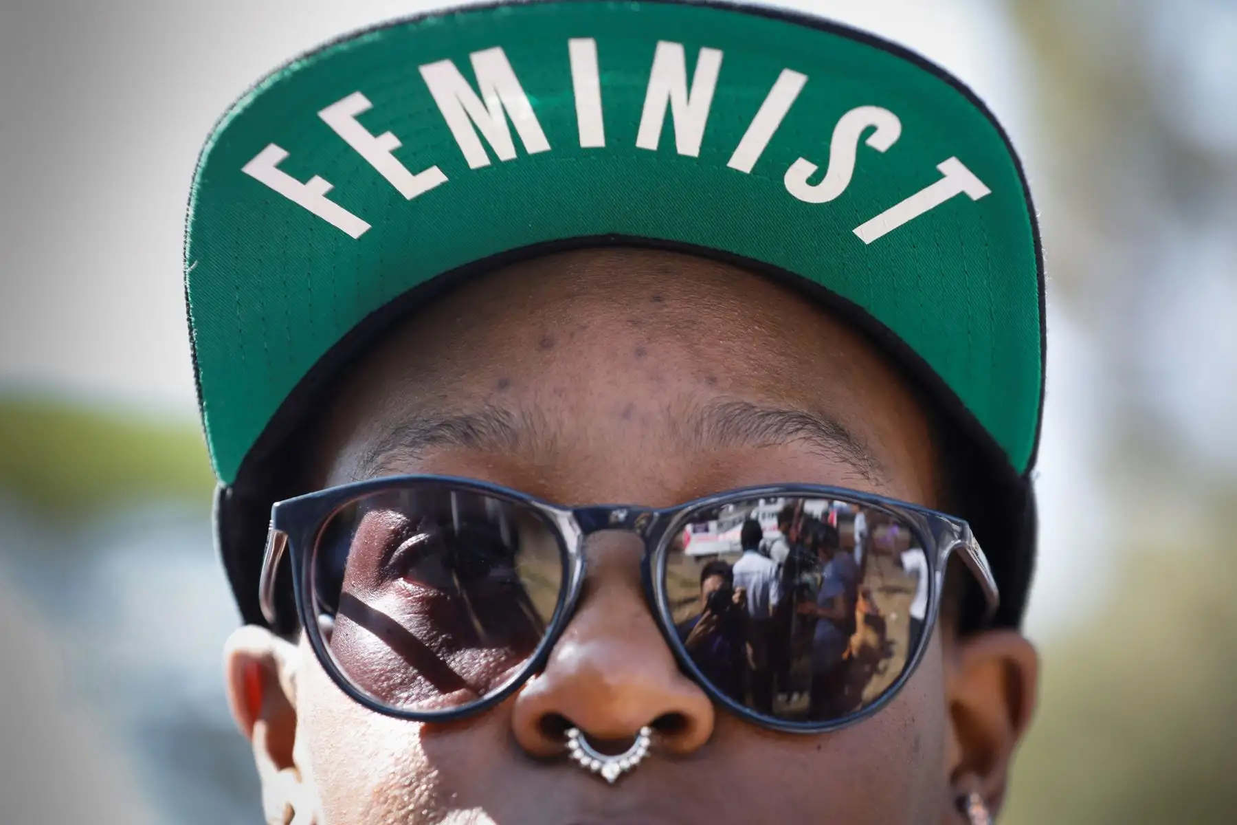 Una mujer keniana luce una gorra con la palabra "feminista" mientras participa en una protesta contra el feminicidio en Nairobi, Kenia. Foto: EFE