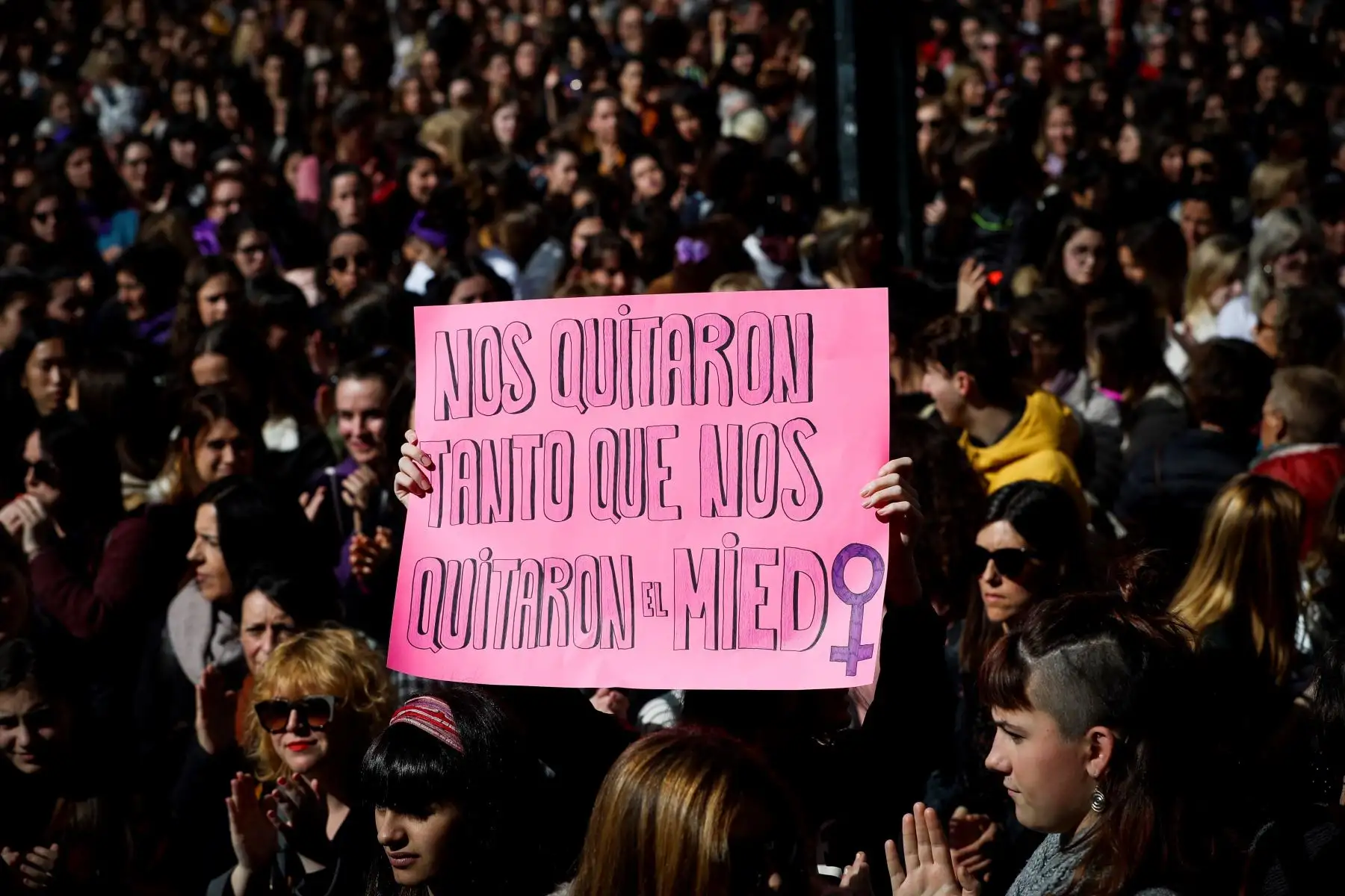 Miles de mujeres se han concentrado este viernes en San Sebastian con motivo del Día de la Mujer. Foto: EFE