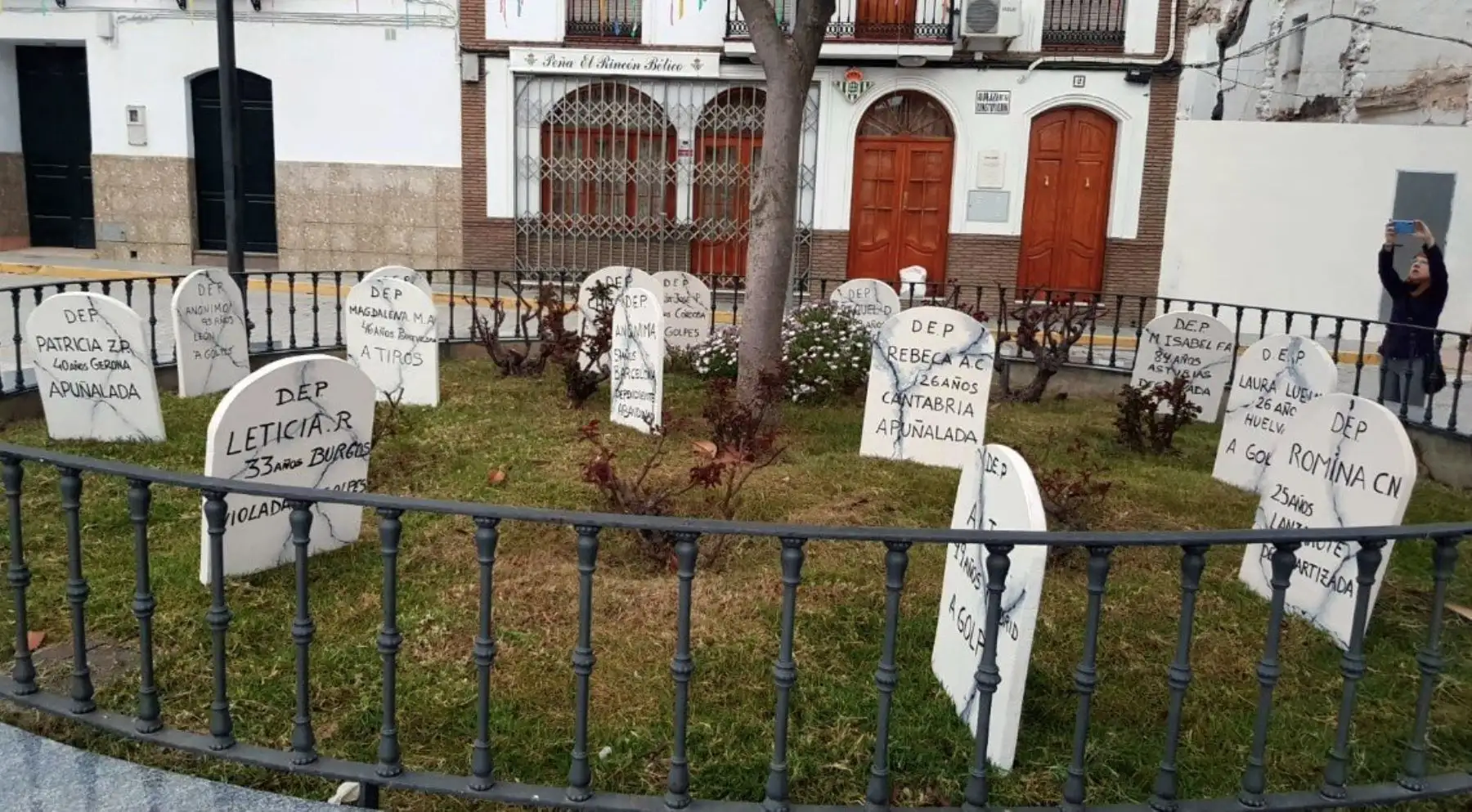 Un total de 64 lápidas han sido colocadas hoy en distintas plazas de la localidad sevillana como homenaje a las mujeres asesinadas. Foto: EFE