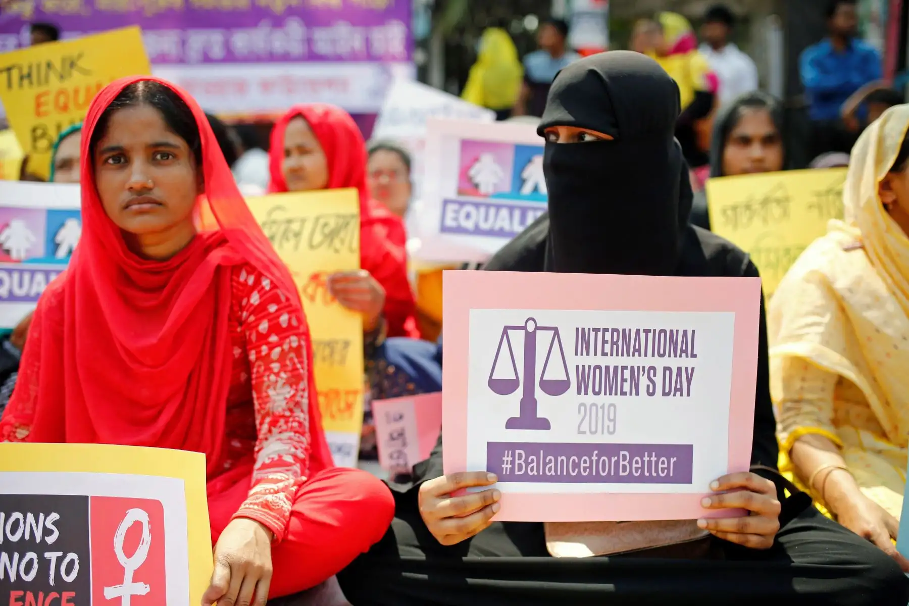 Activistas participan en una sentada por el Día de la Mujer este viernes en Dacca (Bangladesh). Foto: EFE