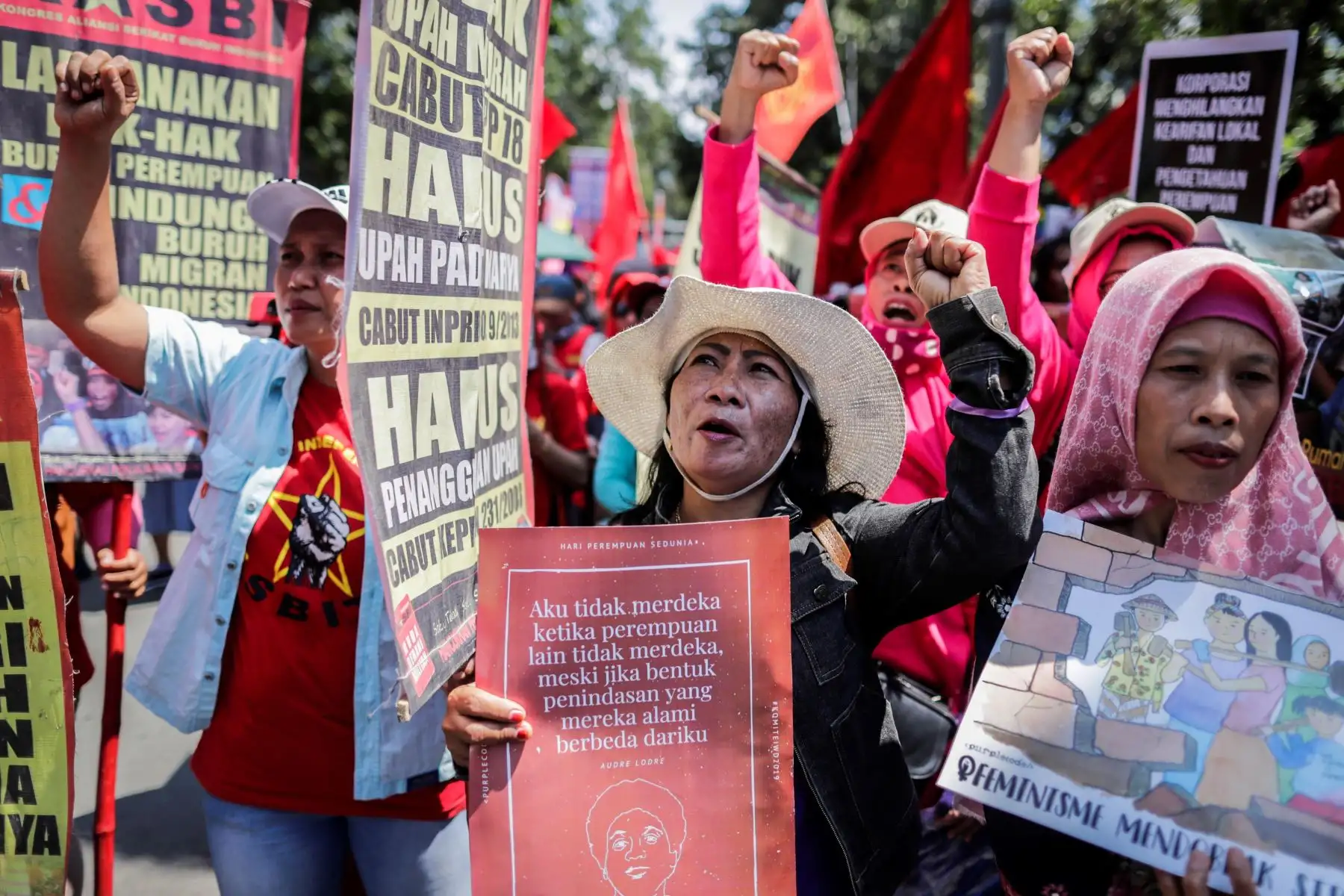 Manifestación hacia el Palacio Presidencial para celebrar el Día Internacional de la Mujer este viernes en Yakarta (Indonesia). Foto: EFE