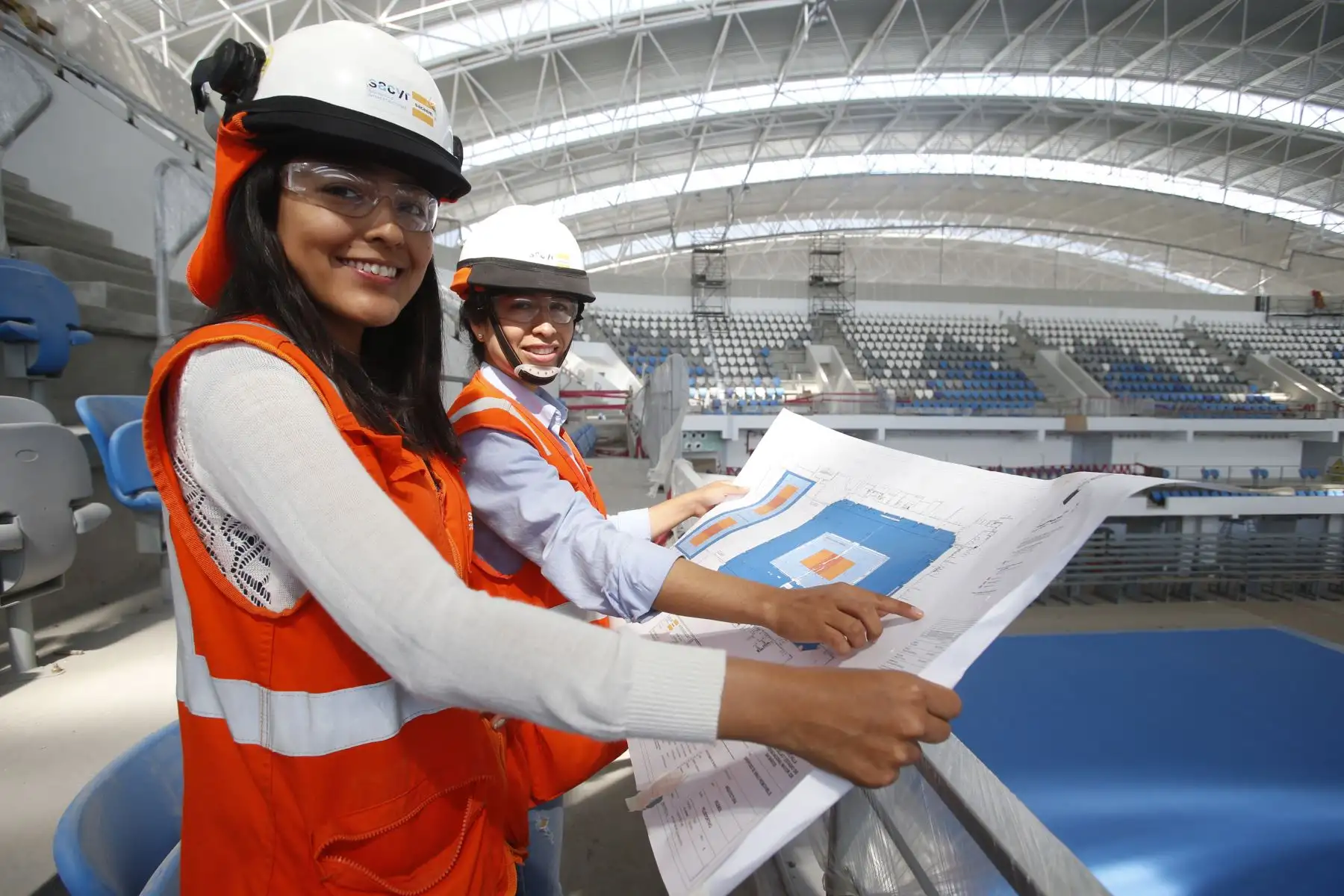 Panamericanos Lima 2019. Deportistas, ingenieras, arquitectas y obreras; mujeres todas, forman parte del Programa Lima 2019. La Arquitecta Danitza Márquez de 29 años de edad es la jefe de producción de la sede del Callao junto a la Ingeniera Civil, Anita Chilón de 28 años. Foto: ANDINA/Nathalie Sayago
