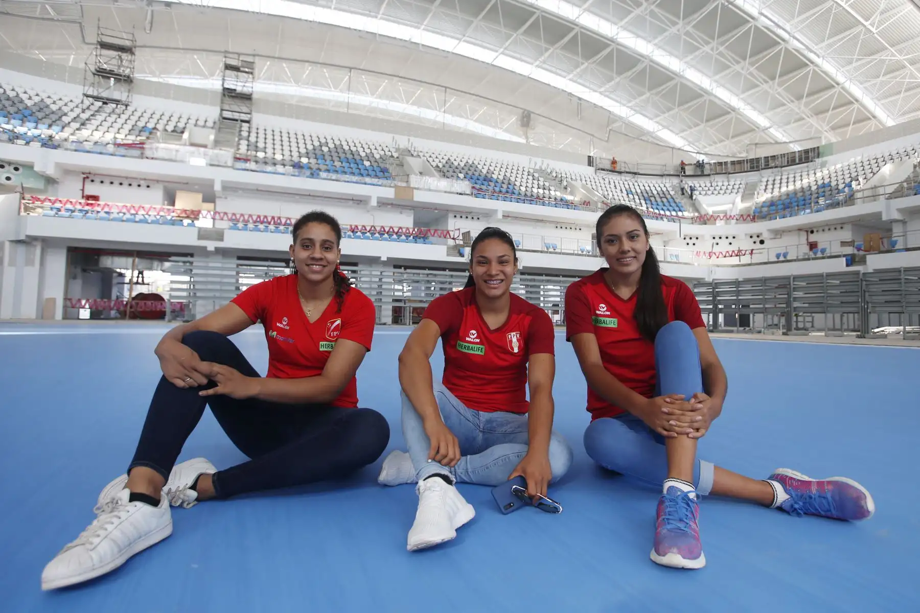 Panamericanos Lima 2019. Deportistas, ingenieras, arquitectas y obreras; mujeres todas, forman parte del Programa Lima 2019. Esmeralda Sánchez (C), Diana de la Peña (D) y Thaisa Mcleod (I) forman parte de la selección de voleibol que representará a Perú en los juegos. Foto: ANDINA/Nathalie Sayago