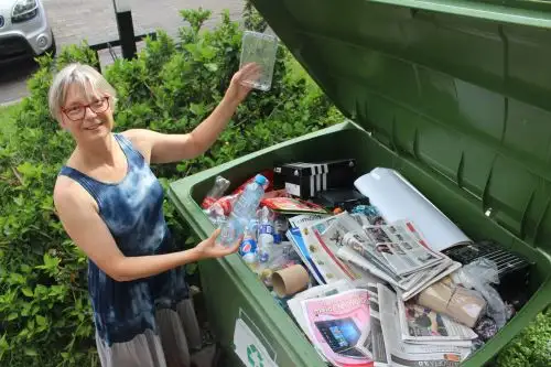 Carola Dürr, directora del Goethe-Institut Perú, muestra todo el material de reciclaje recolectado que se convertirá en arte. Foto: Cortesía