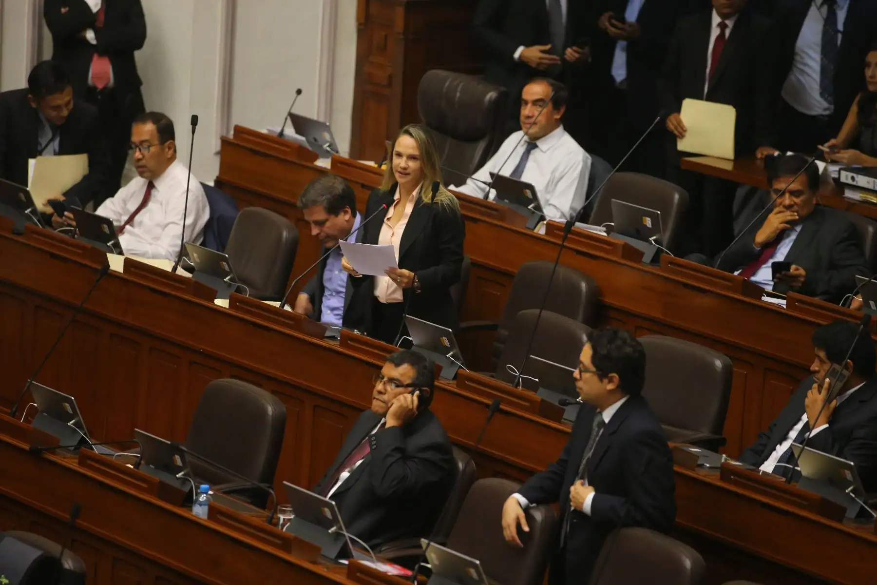 Luciana León, congresista de la República. interviene en  el Pleno del Congreso sobre el levantó la inmunidad de proceso al congresista Moisés Mamani, de Fuerza Popular. Foto: ANDINA/Vidal Tarqui