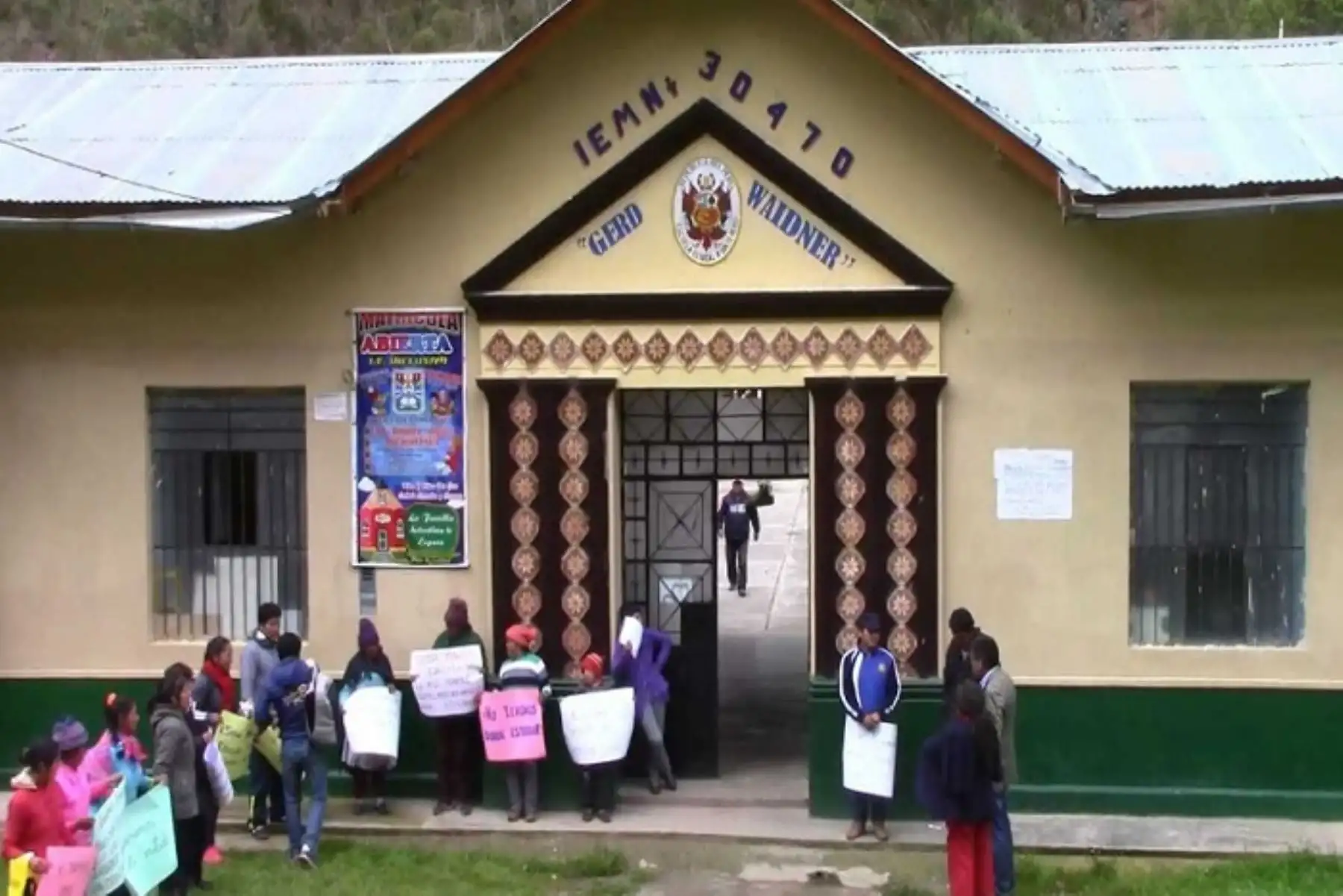 La infraestructura de la institución educativa 30470 “Gerd Waidner”, ubicado en el alejado distrito de Ricrán, en la provincia de Jauja, fue declarado inhabitable por las autoridades de Defensa Civil después de los severos daños que sufrió por el sismo de magnitud 4.1 que ocurrió el pasado 12 de febrero y cuyo epicentro se ubicó cerca de esta localidad.