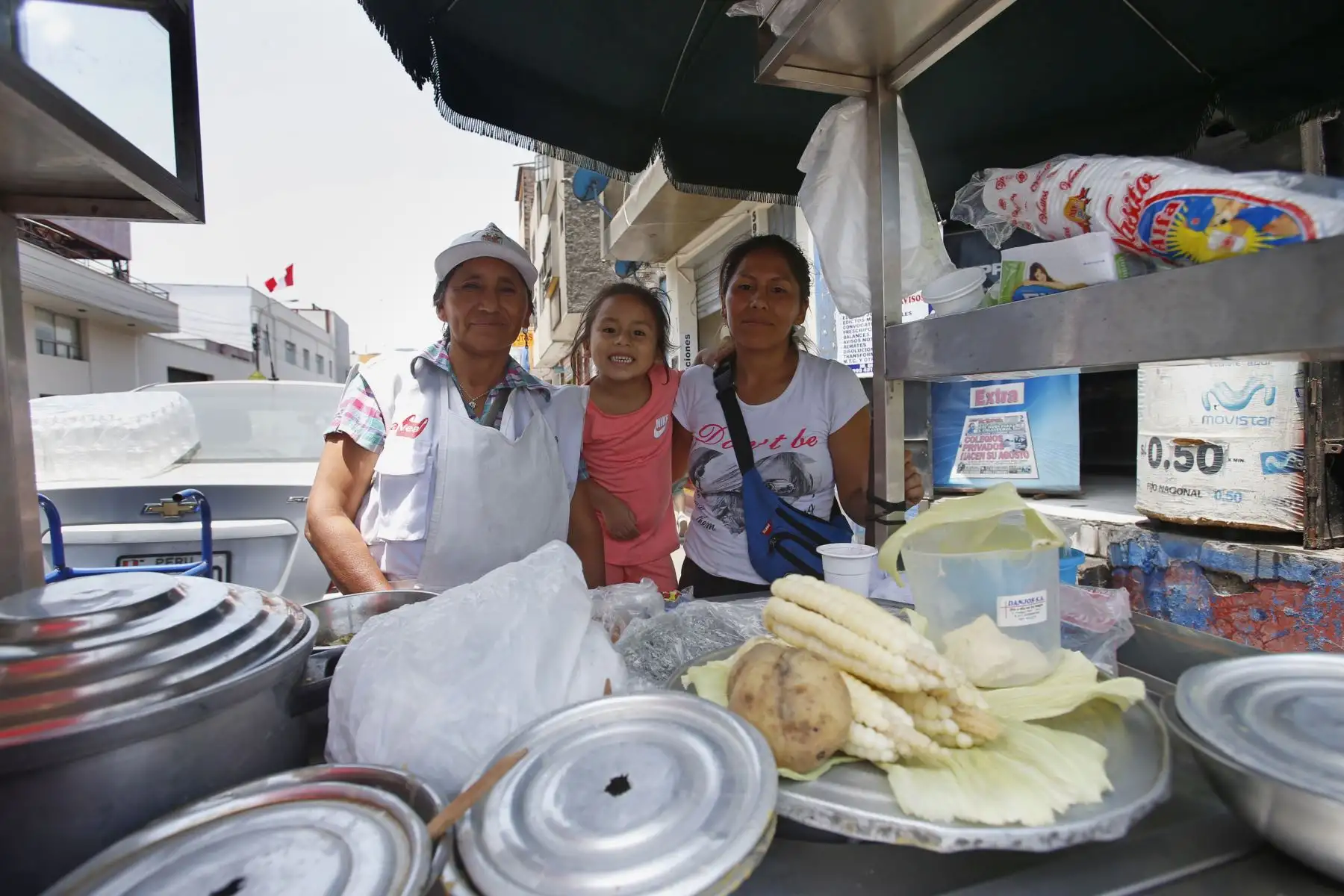 Mujeres trabajadoras en la ciudad de Lima. Bacila Jurado y su hija Carmen Gamboa, son vendedoras papa, chicha morada y choclo con queso, trabajan de lunes a sábado y su jornada laboral empieza a partir de las 6 am hasta las 6 de la tarde o hasta que se le acabe la mercancia. Foto: ANDINA/Nathalie Sayago