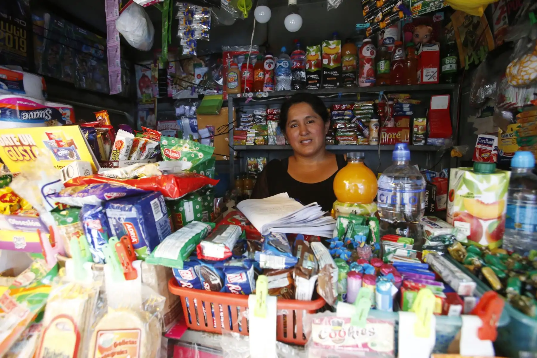 Mujeres trabajadoras en la ciudad de Lima. Pilar tiene un kiosco en la Av. Alfonso Ugarte, trabaja junto a su mamá desde hace mucho tiempo. Su jornada laboral empieza a partir de la 7:30 am hasta las 8 de la noche. Foto: ANDINA/Nathalie Sayago
