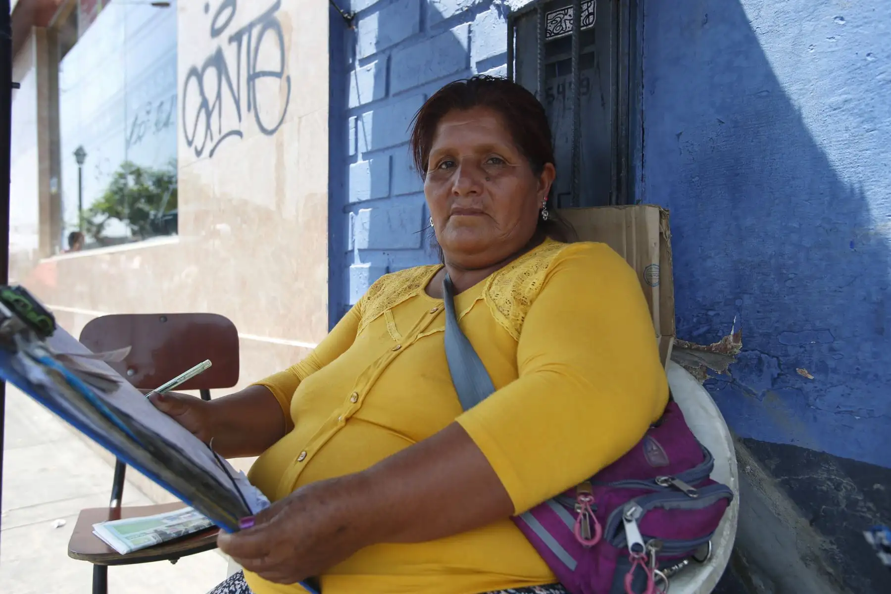 Mujeres trabajadoras en la ciudad de Lima. Nelly Calderón marca y supervisa los tiempos de transito de la Linea 47 en la Av. Alfonso Ugarte, tiene 4 años hacienso su trabajo y su jornada laboral empieza a partir de la 6 am hasta las 8:30 de la noche. Foto: ANDINA/Nathalie Sayago
