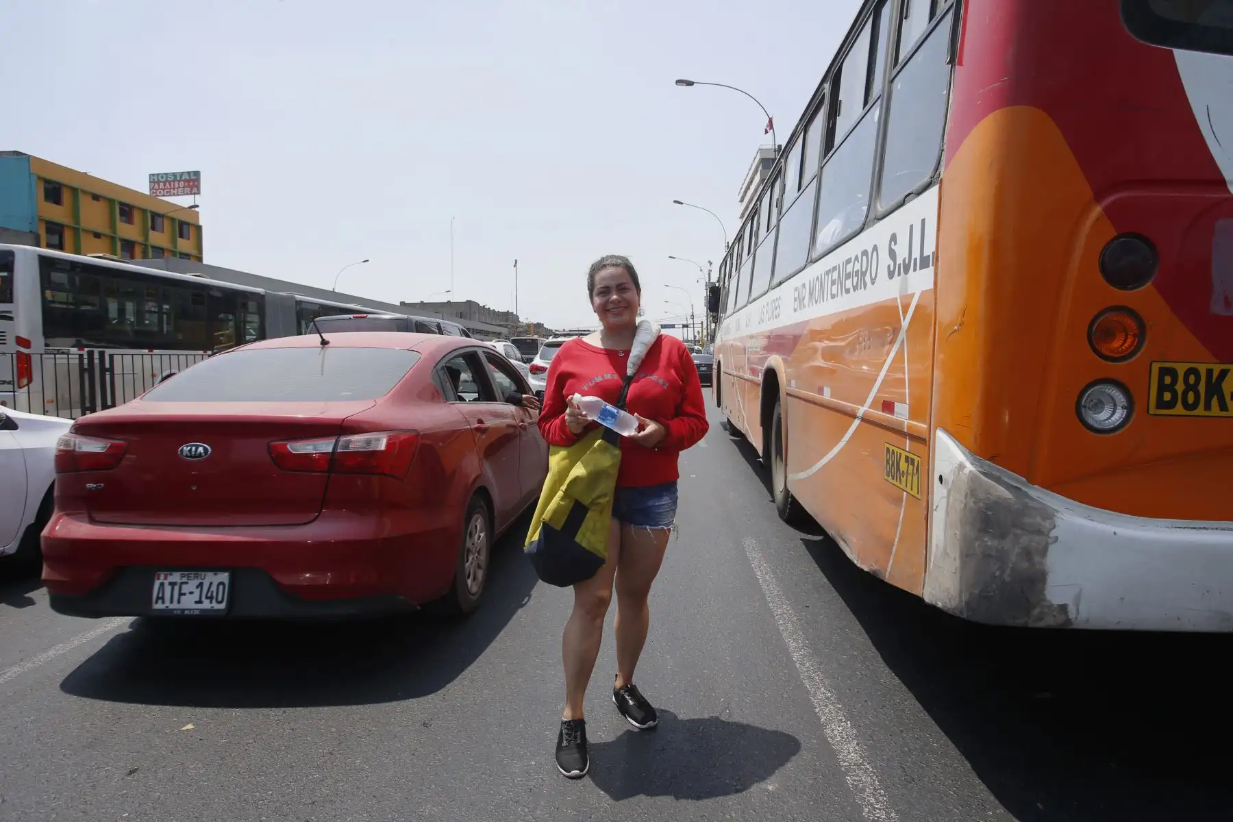 Mujeres trabajadoras en la ciudad de Lima. Yurelis Parra es venezolana, tiene 6 meses en el país y tan sólo unos días como vendedora de agua. Su jornada laboral empieza a partir de la 9 am hasta las 4 de la tarde aproximadamente. Foto: ANDINA/Nathalie Sayago