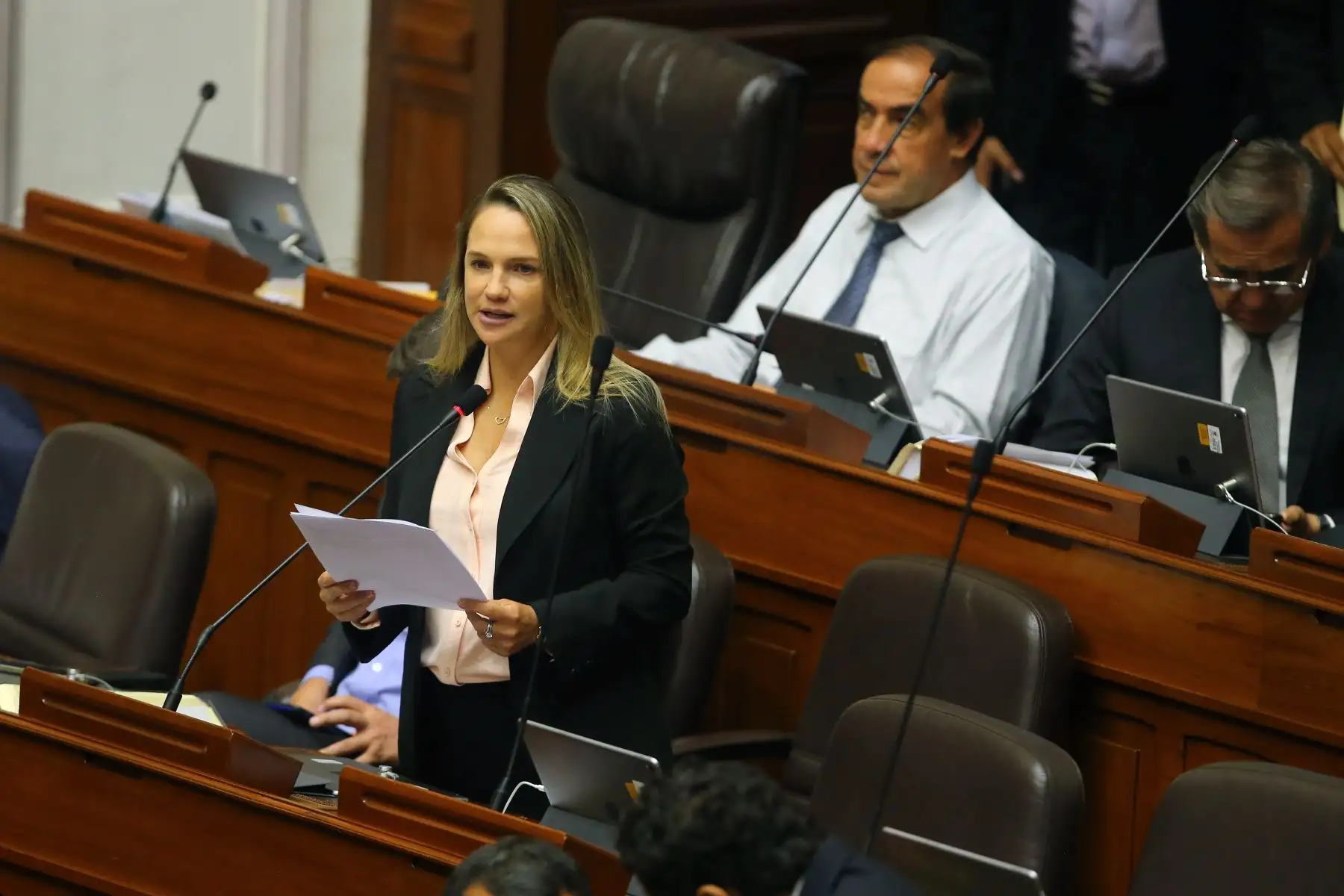 Luciana León, congresista de la República. interviene en  el Pleno del Congreso sobre el levantó la inmunidad de proceso al congresista Moisés Mamani, de Fuerza Popular. Foto: ANDINA/Vidal Tarqui