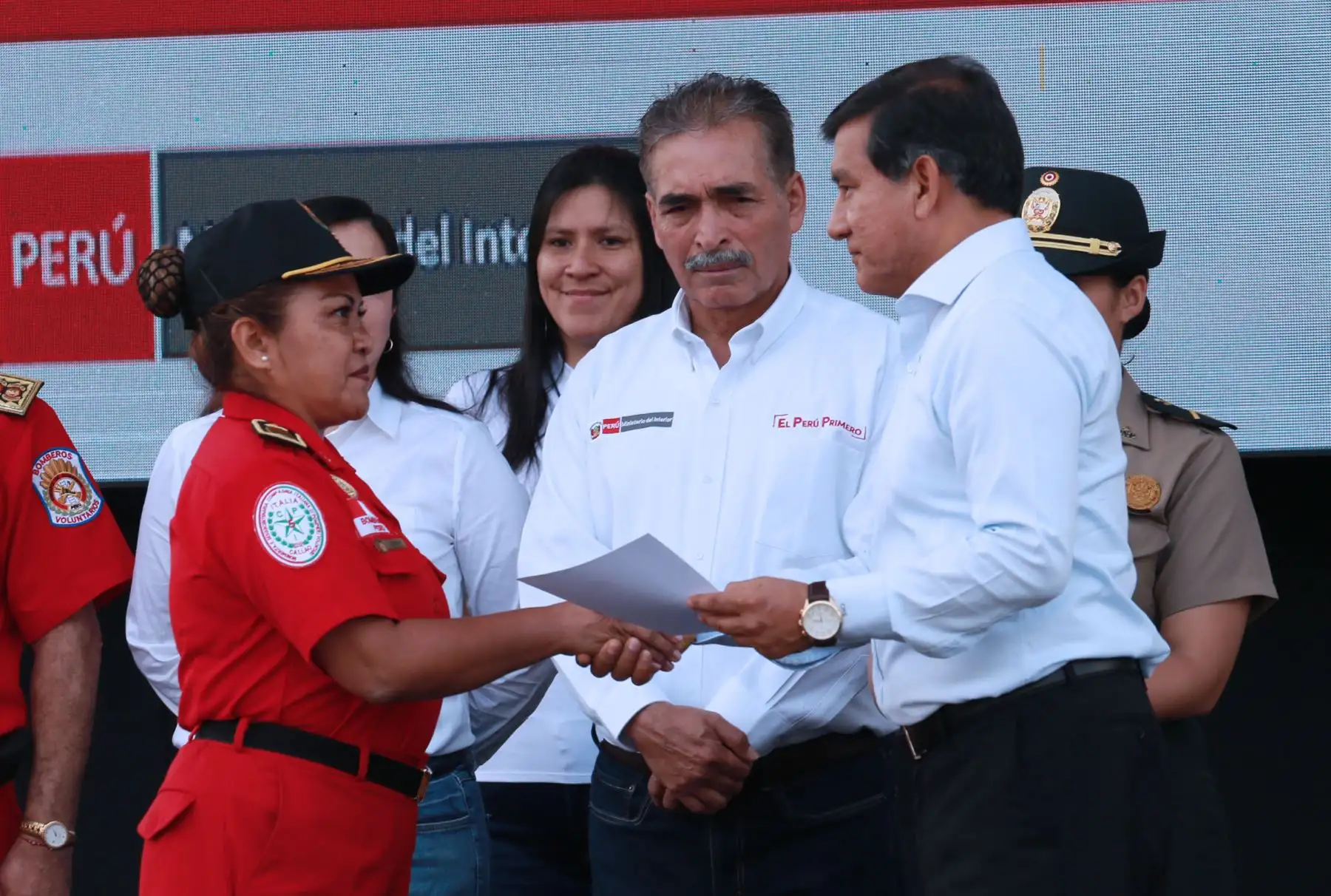 El ministro del Interior, Carlos Morán, presidio la ceremonia por el “Día de la mujer que realiza actividades de alto riesgo en favor de la población” Foto: ANDINA/Norman Córdova