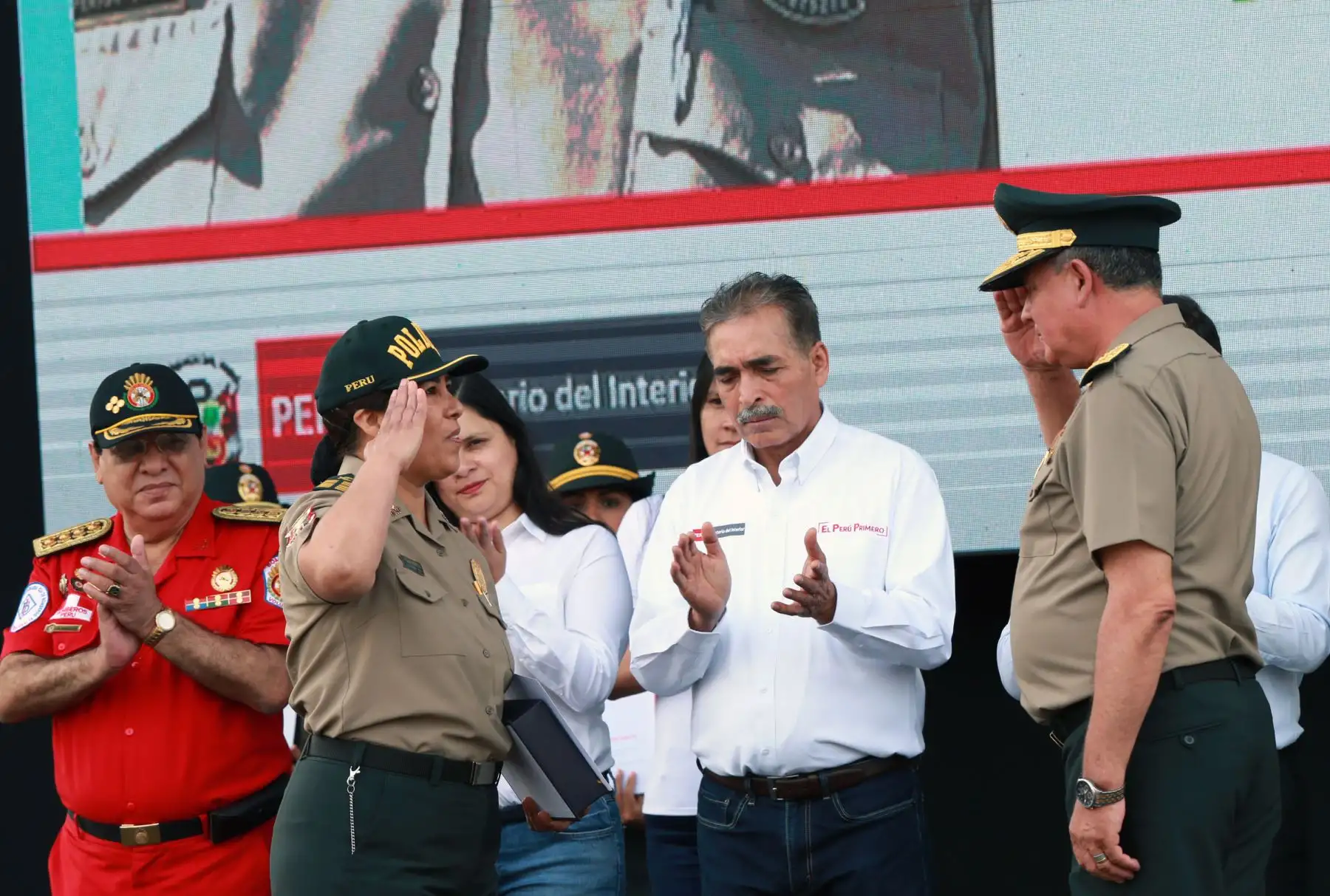 El ministro del Interior, Carlos Morán, presidio la ceremonia por el “Día de la mujer que realiza actividades de alto riesgo en favor de la población” Foto: ANDINA/Norman Córdova