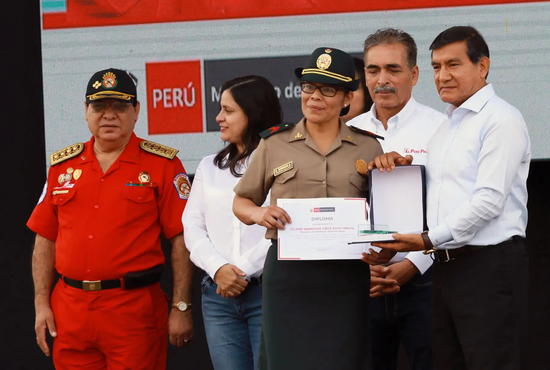 El ministro del Interior, Carlos Morán, presidio la ceremonia por el “Día de la mujer que realiza actividades de alto riesgo en favor de la población” Foto: ANDINA/Norman Córdova