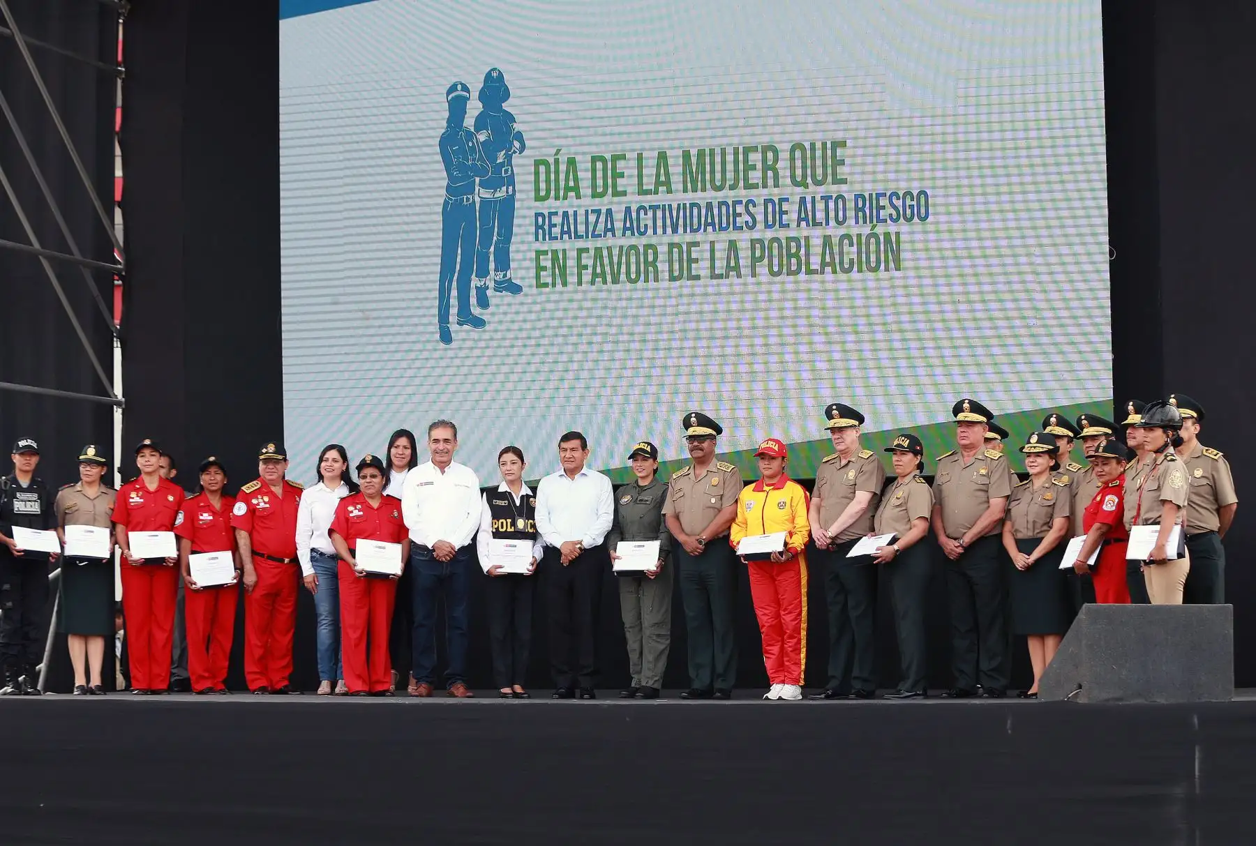 El ministro del Interior, Carlos Morán, presidio la ceremonia por el “Día de la mujer que realiza actividades de alto riesgo en favor de la población” Foto: ANDINA/Norman Córdova