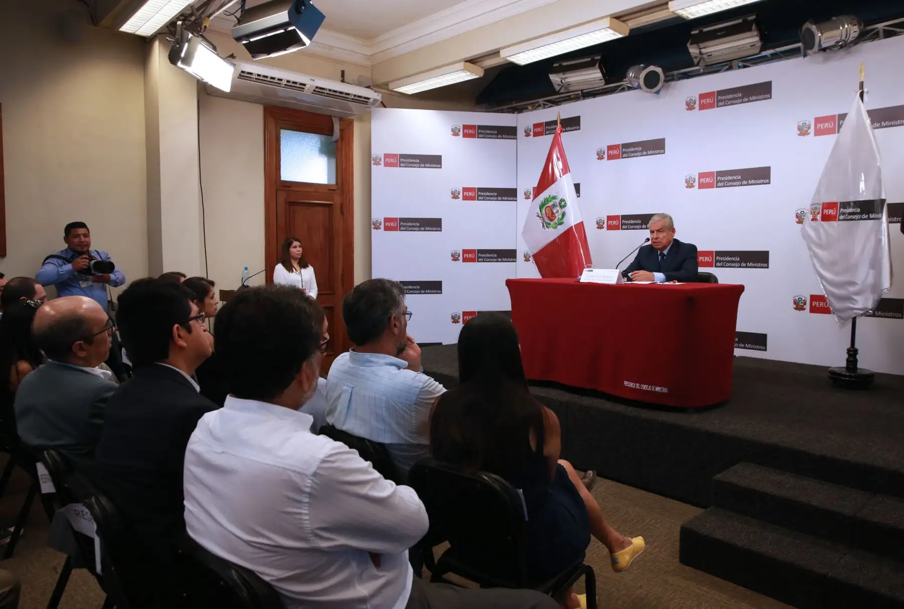 El renunciante presidente del Consejo de Ministros, César Villanueva, declara a la prensa. Foto: ANDINA/Norman Córdova