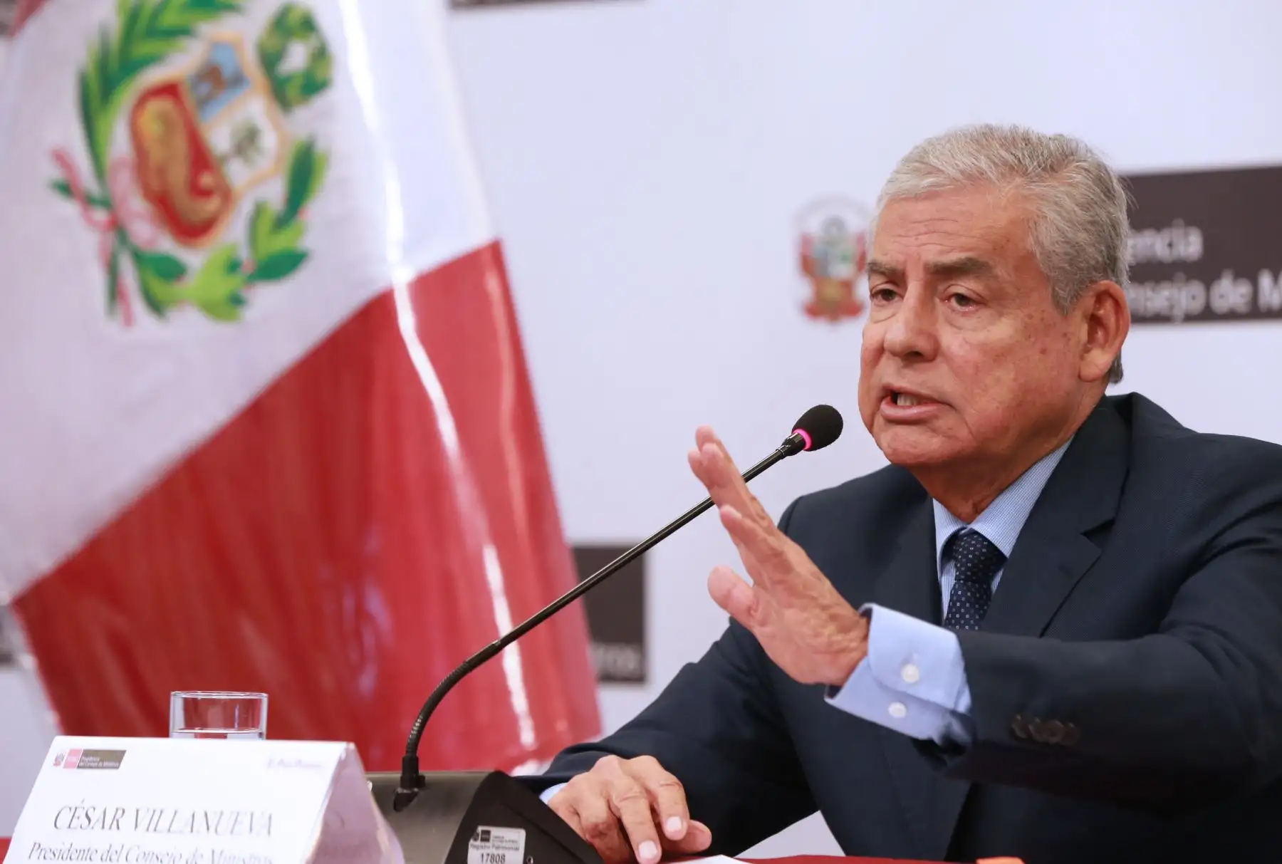 El renunciante presidente del Consejo de Ministros, César Villanueva, declara a la prensa. Foto: ANDINA/Norman Córdova