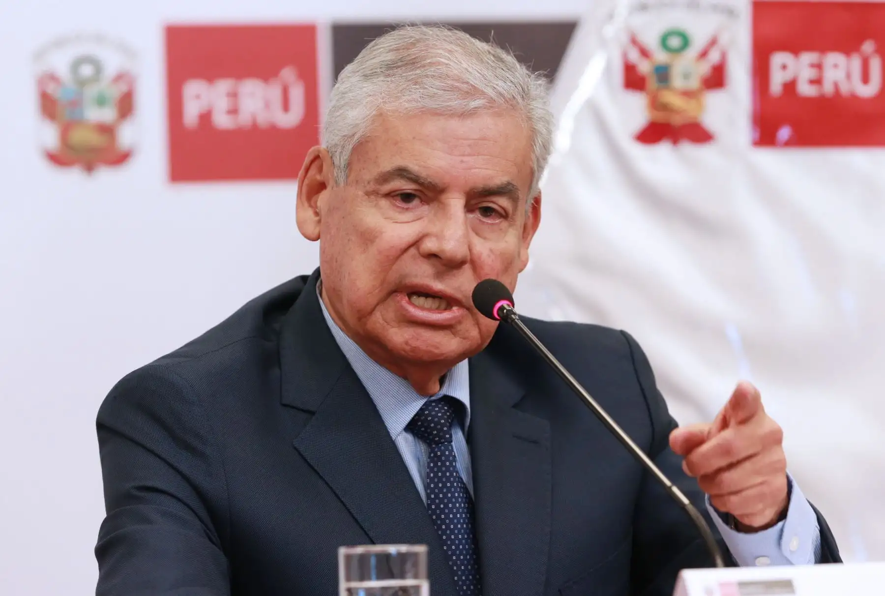 El renunciante presidente del Consejo de Ministros, César Villanueva, declara a la prensa. Foto: ANDINA/Norman Córdova