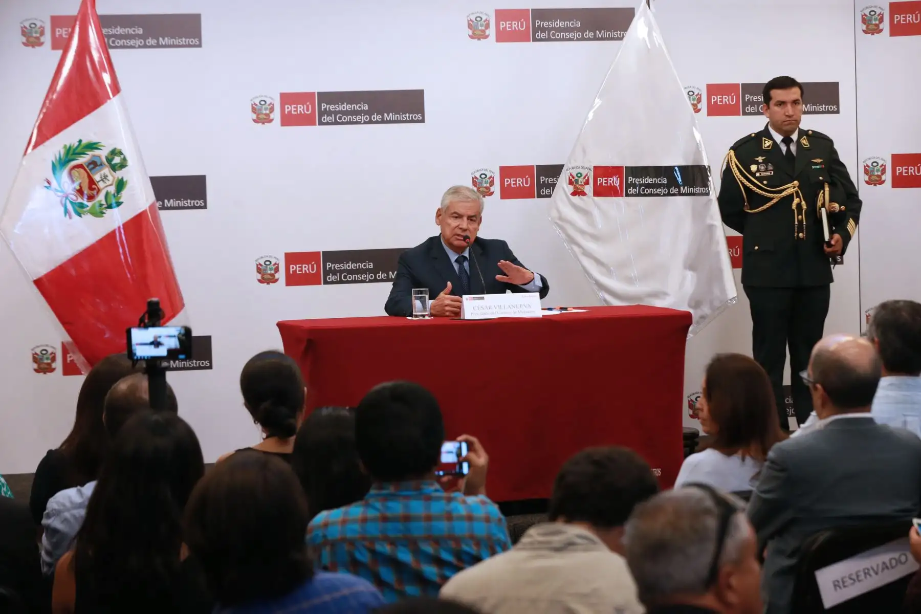 El renunciante presidente del Consejo de Ministros, César Villanueva, declara a la prensa. Foto: ANDINA/ Norman Cordova