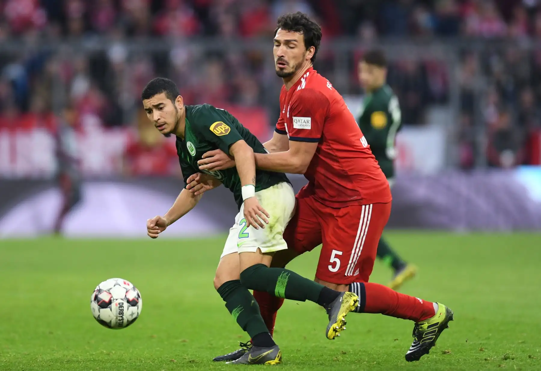 El defensor del Bayern Munich, Mats Hummels (R), y el defensor brasileño del Wolfsburg, William (L) compiten por el balón durante el partido de fútbol de la Bundesliga de la primera división alemana Bayern Munich vs VfL Wolfsburg.Foto/AFP