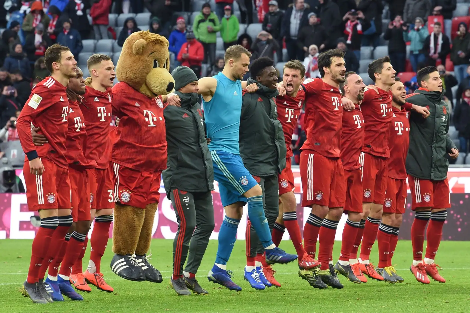 Los jugadores del Bayern Munich celebran después de ganar el partido de fútbol de la Bundesliga de primera división alemana Bayern Munich vs VfL Wolfsburg en Munich.Foto/AFP