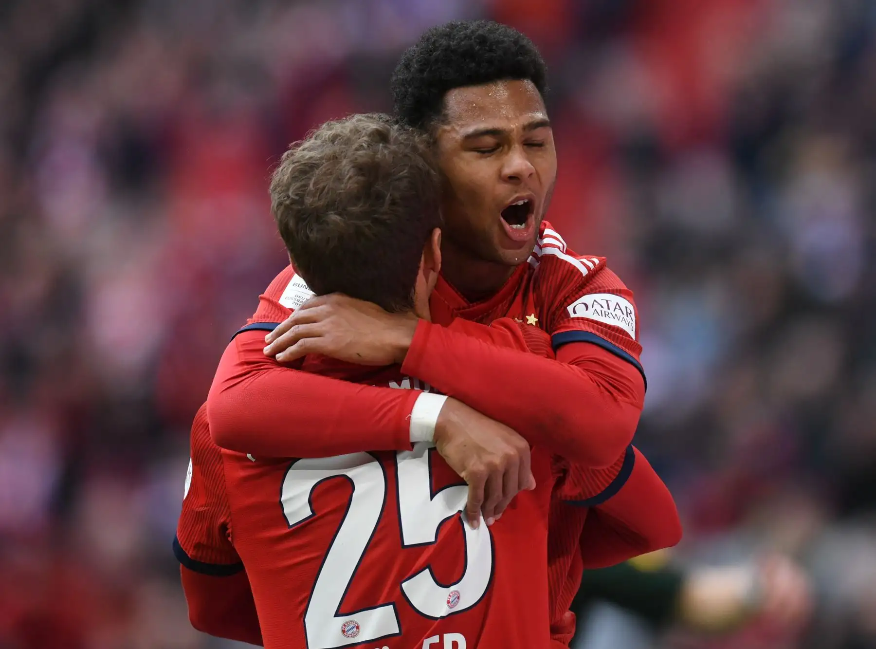 El delantero Thomas Mueller (L) del Bayern Munich y el centrocampista Serge Gnabry (R) del Bayern Munich celebran después del primer gol para el Munich durante la primera división alemana del partido de fútbol de la Bundesliga Bayern Munich vs VfL Wolfsburg.Foto/ AFP