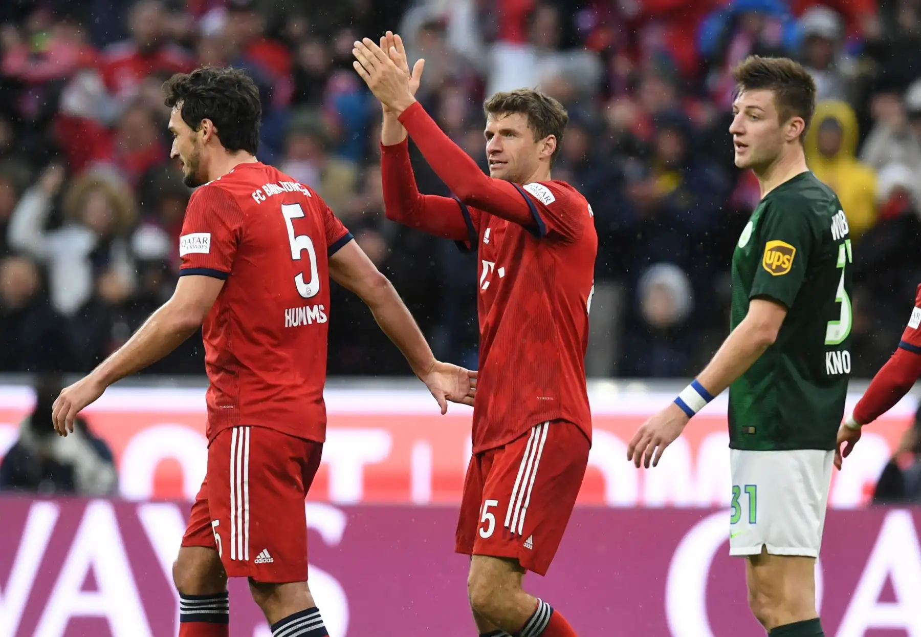El delantero del Bayern Munich, Thomas Mueller (C) reacciona después del cuarto gol durante el partido de fútbol de la Bundesliga alemana.Foto/AFP