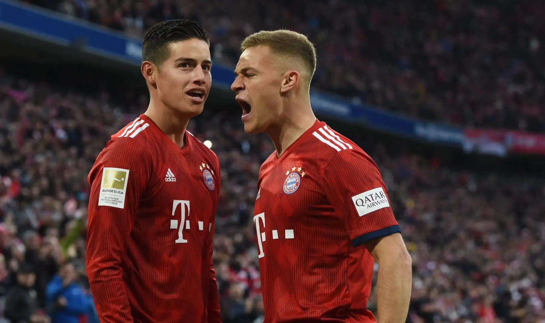 El mediocampista del Bayern Munich, Joshua Kimmich (R), y el colombiano James Rodriguez (L) del Bayern Munich, reaccionan después de su tercer gol durante el partido de fútbol de la Bundesliga alemana de primera división.Foto/AFP.