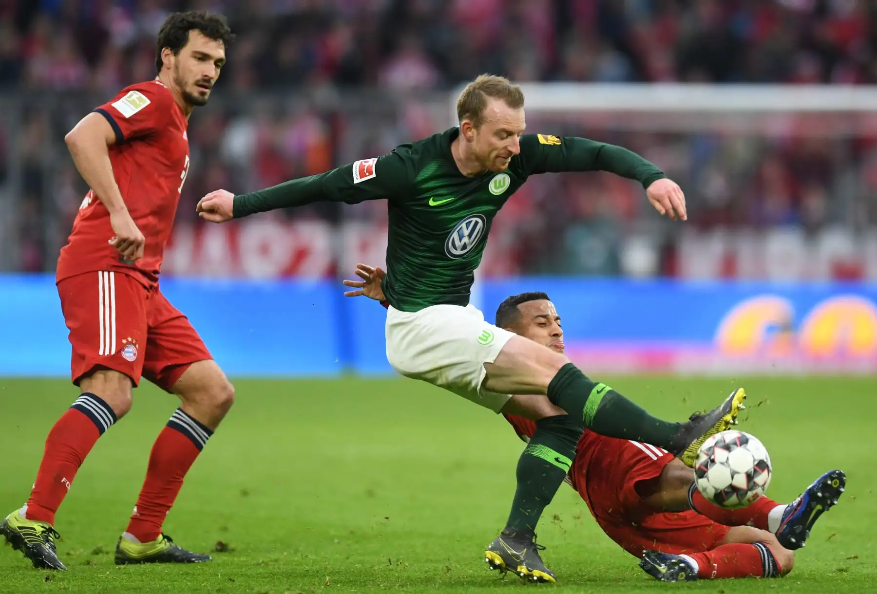 El mediocampista español del Bayern Munich Thiago Alcantara (R) y el mediocampista del Wolfsburg Maximilian Arnold (L) compiten por el balón durante el partido de fútbol de la Bundesliga de primera división alemana BayernFoto: AFP