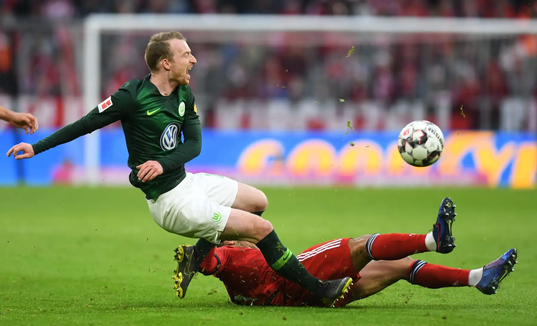 El mediocampista español del Bayern Munich Thiago Alcantara (R) y el mediocampista del Wolfsburg Maximilian Arnold (L) compiten por el balón durante el partido de fútbol de la Bundesliga de primera división alemana Bayern .Foto: AFP
