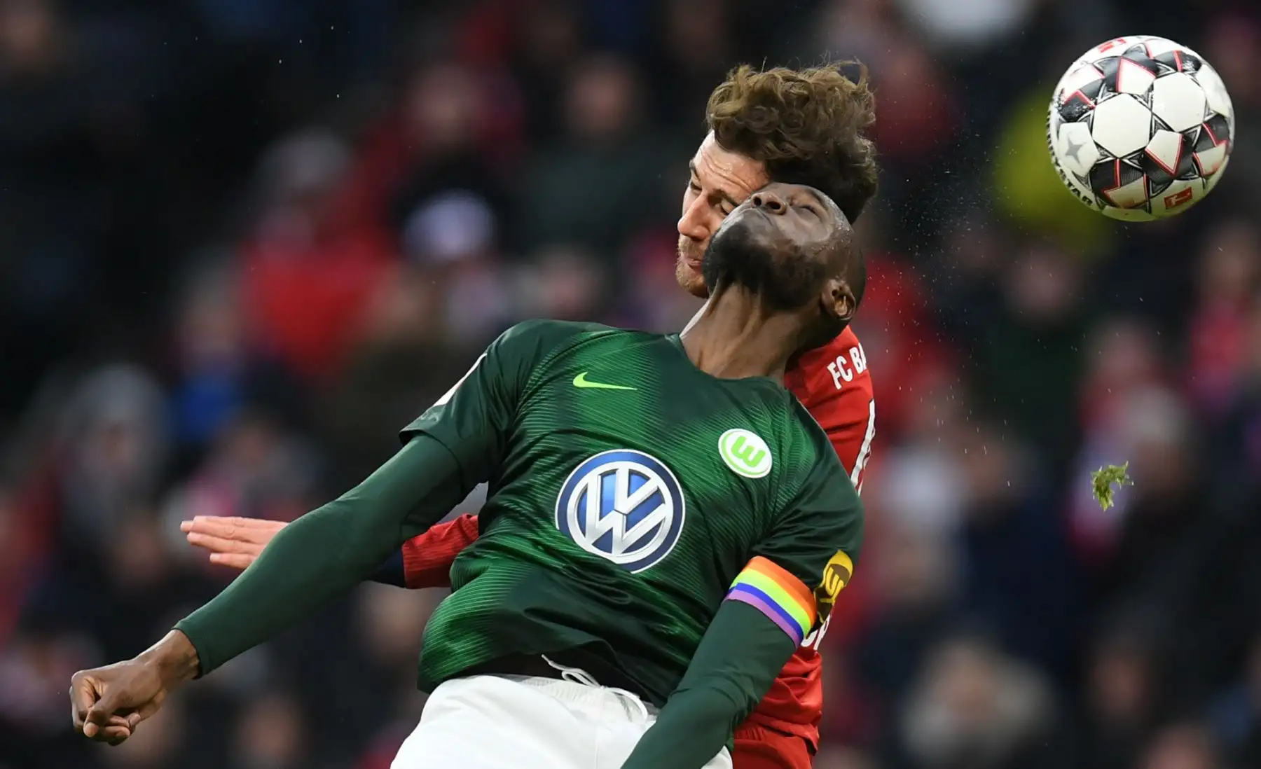 El mediocampista del Bayern Munich Leon Goretzka (L) y el mediocampista francés del Wolfsburg Joshua Guilavogui (R) compiten por el balón durante el partido de fútbol de la Bundesliga de la primera división alemana Bayern .Foto: AFP