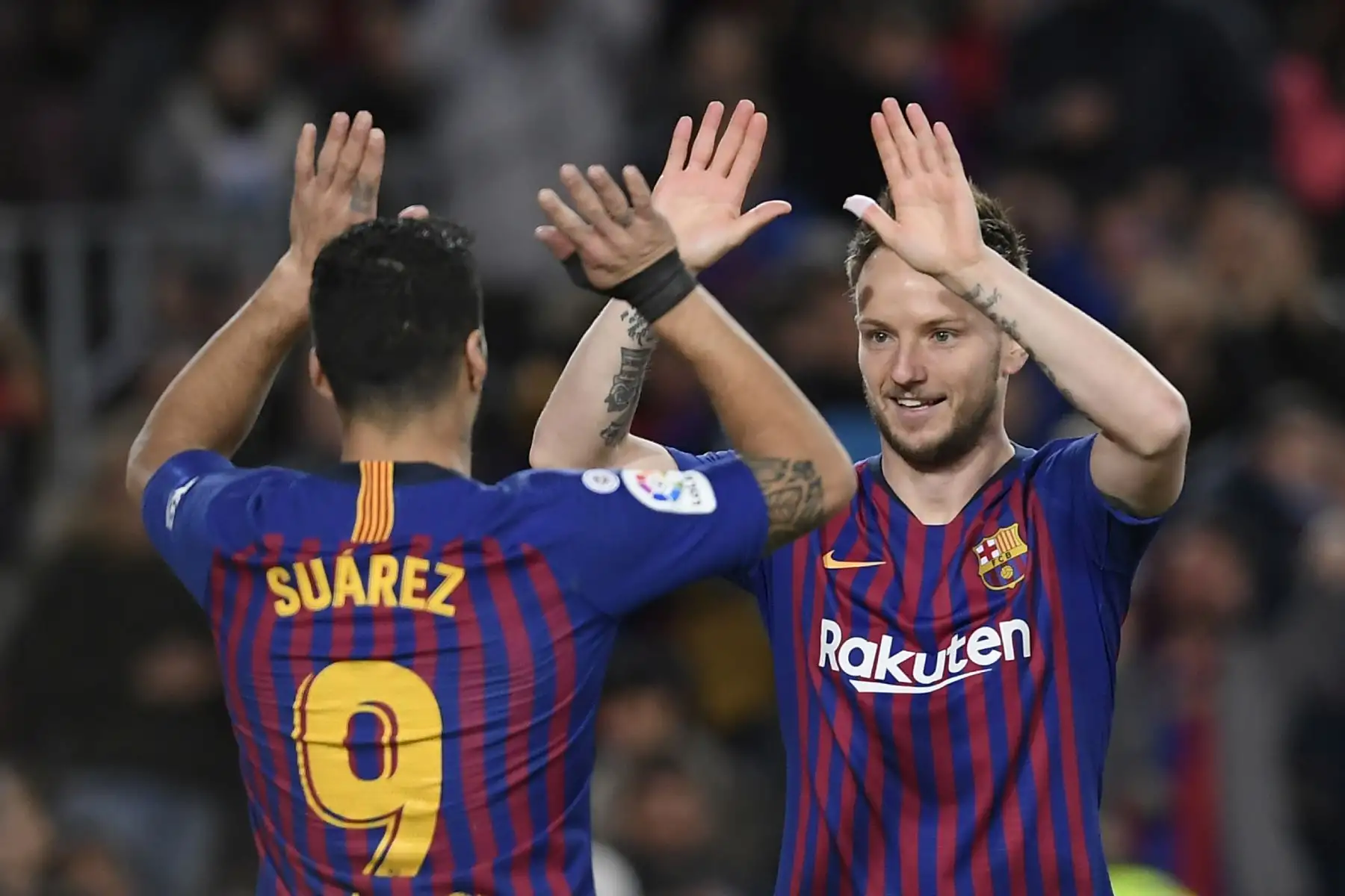 El delantero uruguayo del barcelonista Luis Suárez (L) se cruza con el mediocampista croata Ivan Rakitic de Barcelona, luego de marcar durante el partido de fútbol de la liga española entre el FC Barcelona y el Rayo Vallecano de Madrid .Foto: AFP