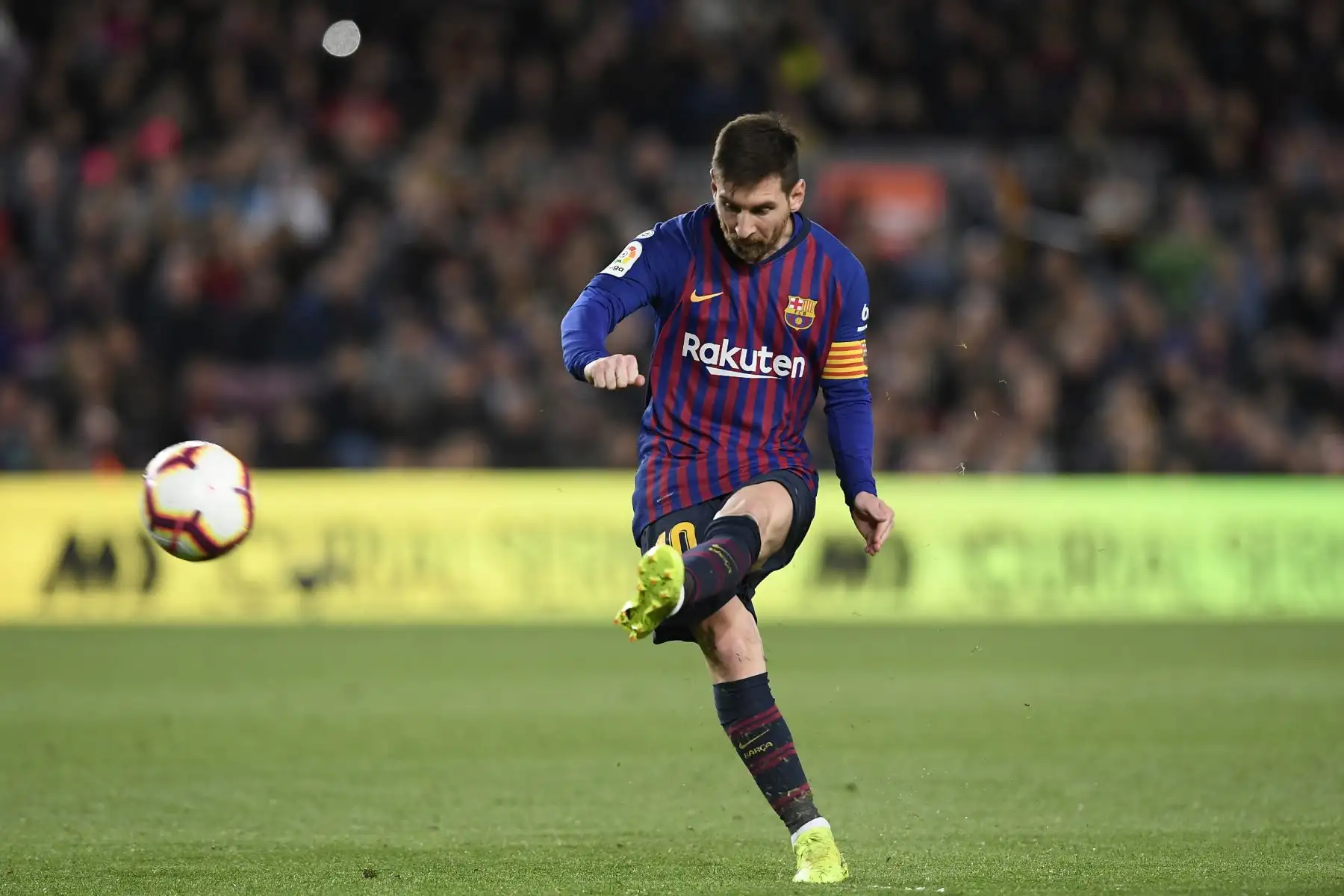 El delantero argentino del Barcelona, Lionel Messi, patea la pelota durante el partido de fútbol de la liga española entre el FC Barcelona y el Rayo Vallecano.Foto:AFP