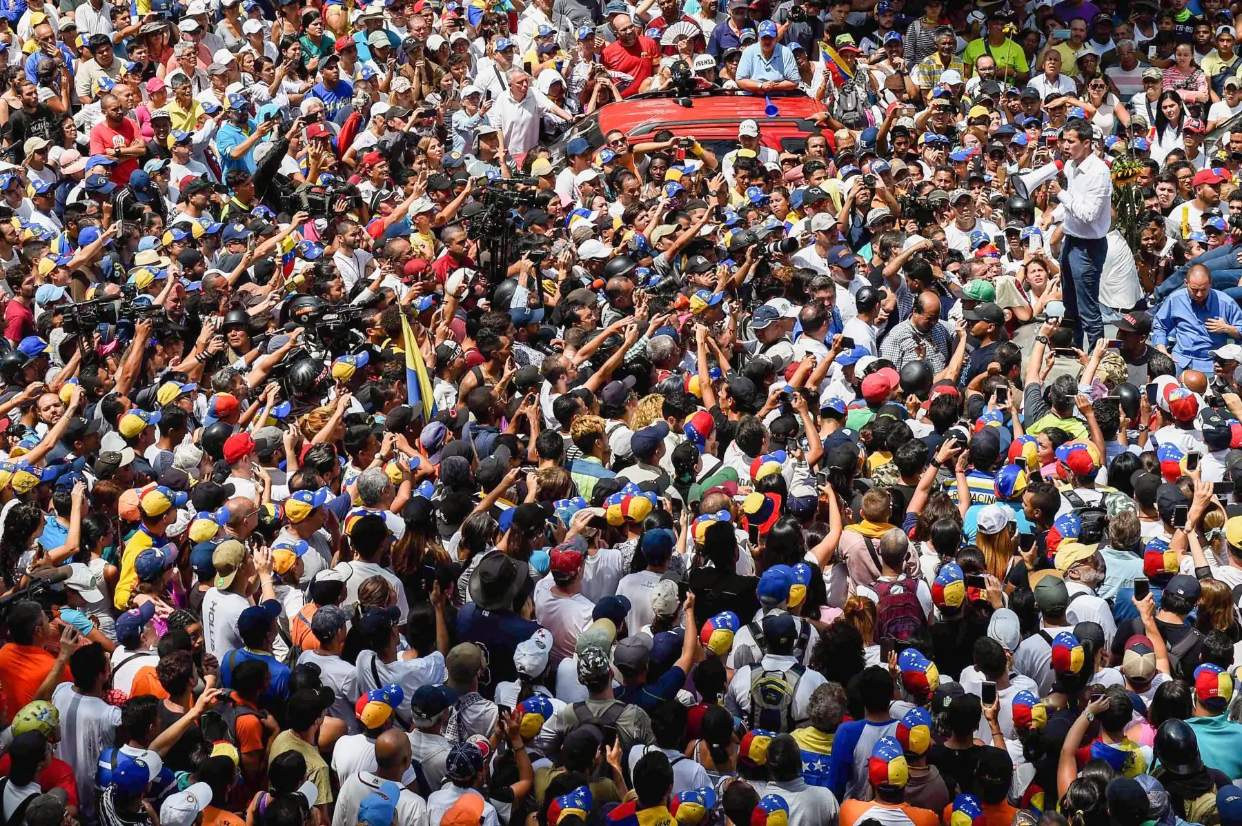 El líder opositor venezolano y autoproclamado presidente en funciones, Juan Guaido (R), habla durante una manifestación en Caracas  - La policía antidisturbios bloqueó a los manifestantes cuando miles de personas salieron a las calles el sábado con tensiones entre el líder opositor Juan Guaido y el presidente Nicolás Maduro, después de la crisis, Venezuela salió del caos de un apagón eléctrico. Foto: AFP