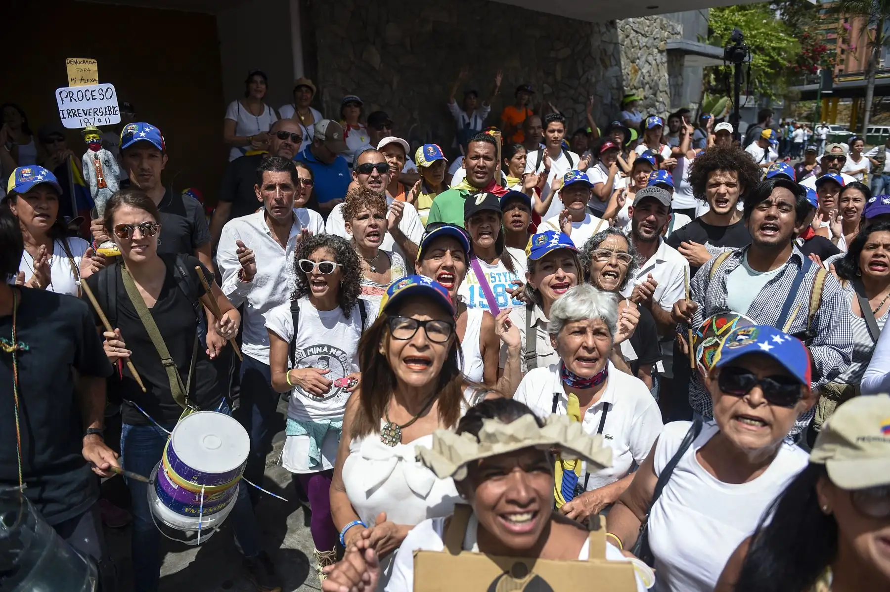 Simpatizantes del líder opositor venezolano y autoproclamado presidente interino Juan Guaido, se manifiestan en Caracas. AFP