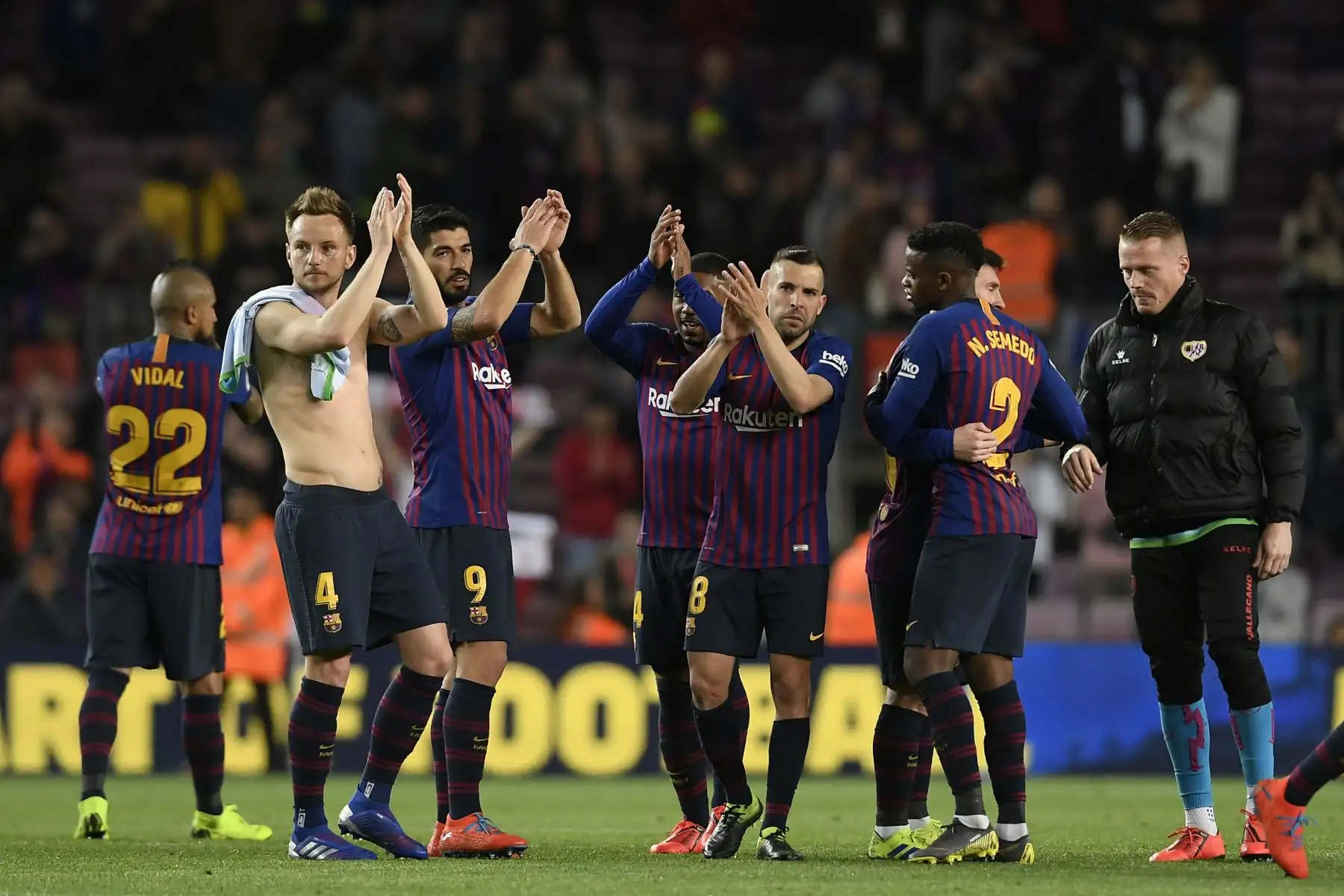 Los jugadores del Barcelona aplauden después del partido de fútbol de la liga española entre el FC Barcelona y el Rayo Vallecano de Madrid
