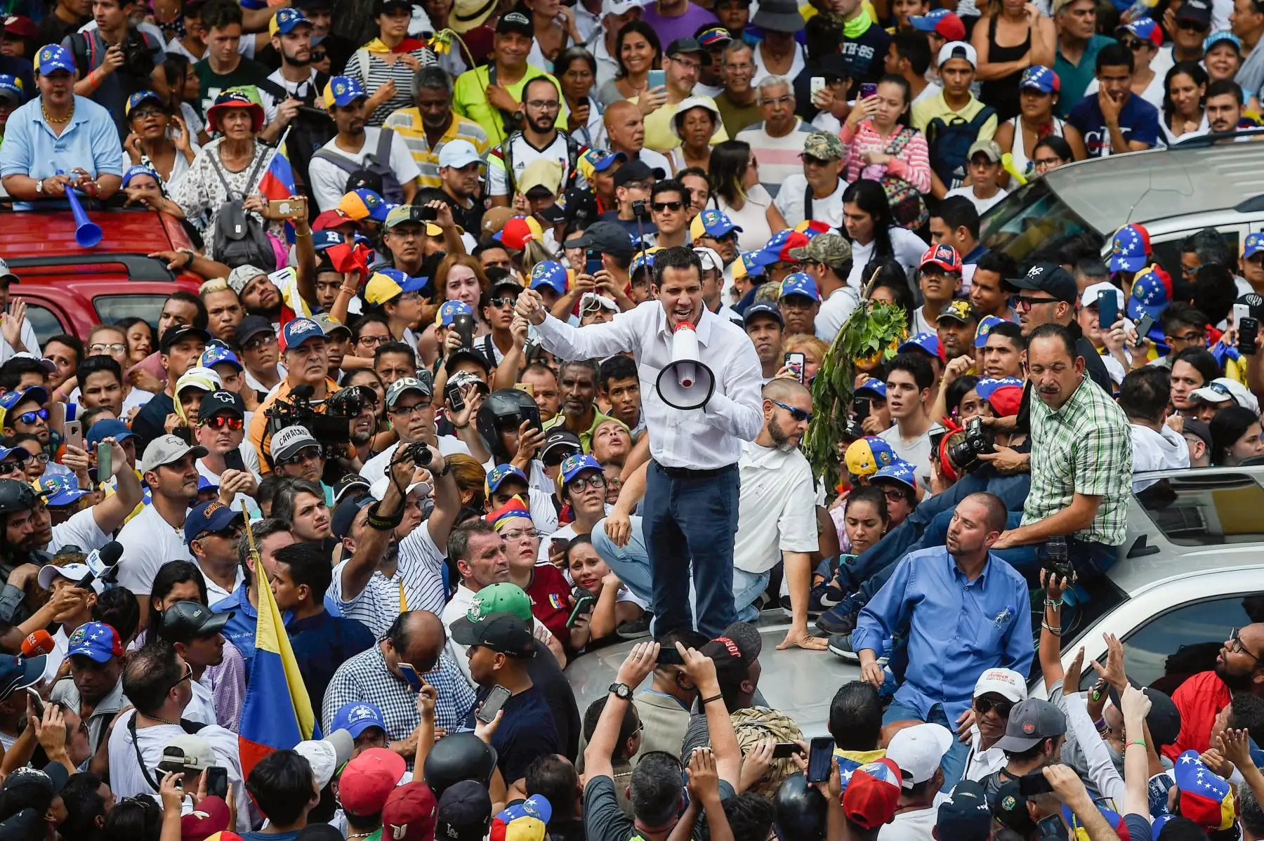 El líder opositor venezolano y el autoproclamado presidente interino Juan Guaido habla durante una manifestación en Caracas.  La policía antidisturbios bloqueó a los manifestantes cuando miles de personas salieron a las calles el sábado con tensiones entre el líder opositor Juan Guaido y Nicolás Maduro. La Venezuela agitada por la crisis surgió del caos de un apagón eléctrico. AFP