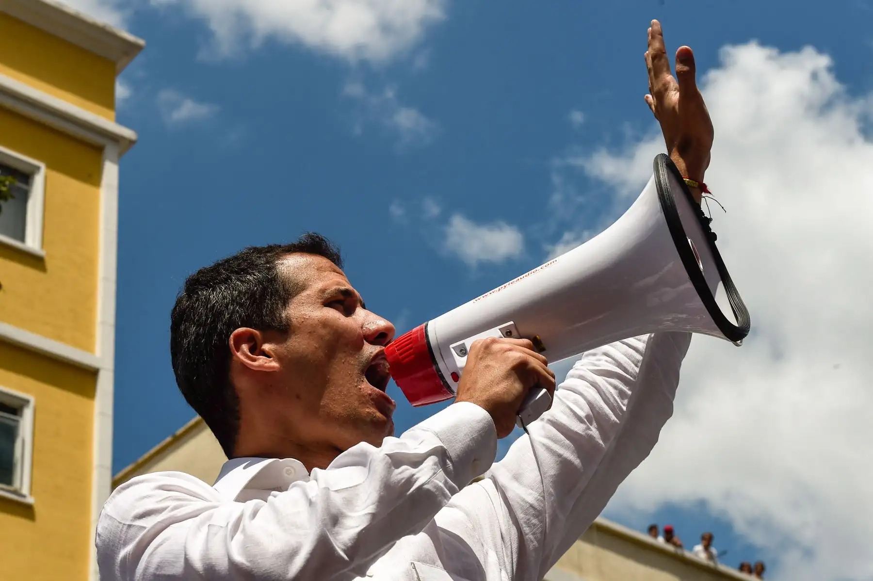 El líder opositor venezolano y el autoproclamado presidente interino Juan Guaido habla durante una manifestación en Caracas. AFP