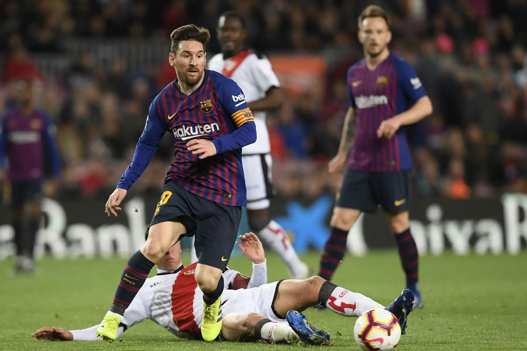 El delantero argentino del Barcelona Lionel Messi (L) compite por el balón con el centrocampista español del Rayo Vallecano Santi Comesana durante el partido de fútbol de la liga española entre el FC Barcelona y el Rayo Vallecano.Foto:AFP