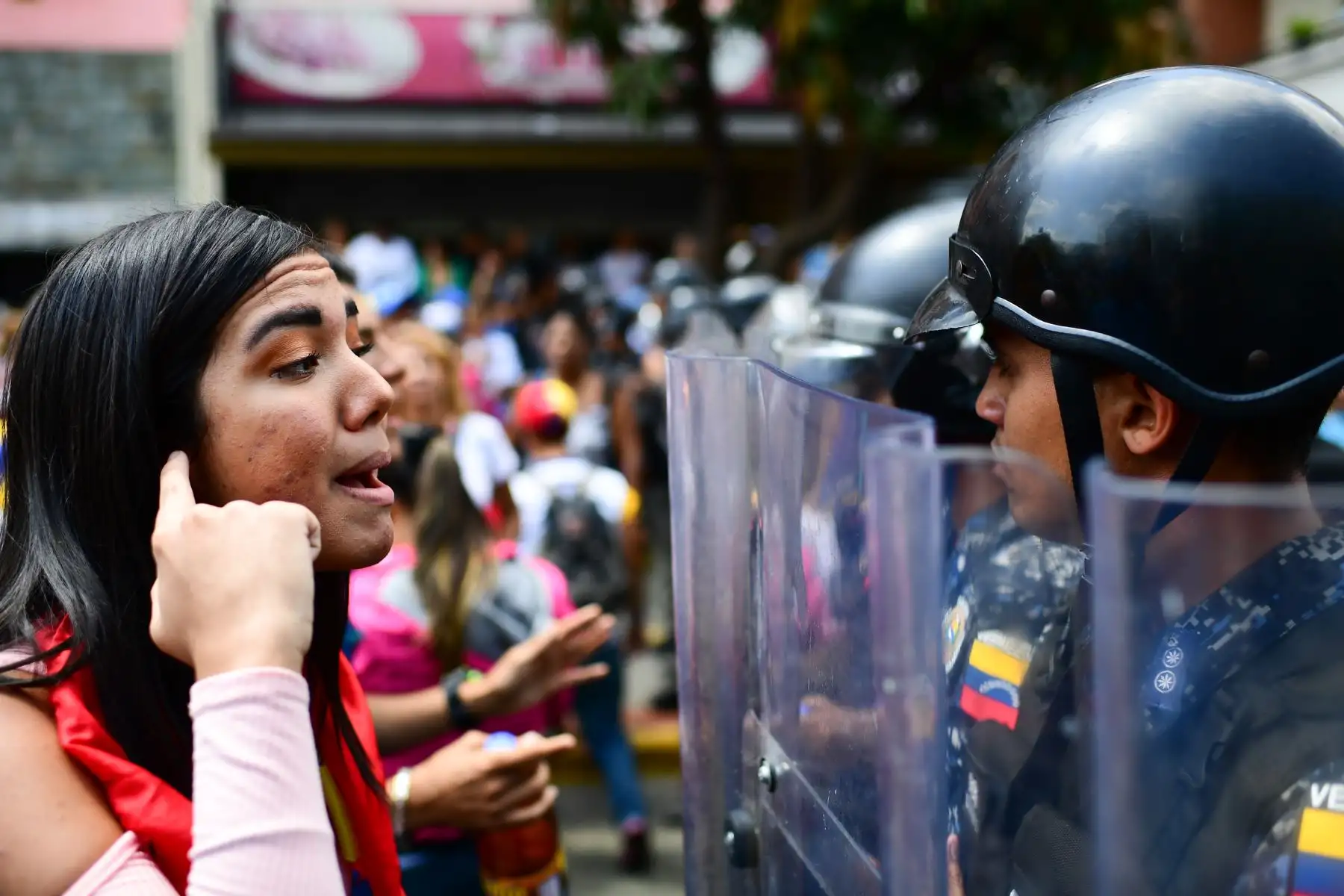 Un partidario del líder opositor venezolano y autoproclamado presidente en funciones, Juan Guaido, habla a los oficiales de la Policía Nacional Bolivariana durante una manifestación en Caracas. AFP