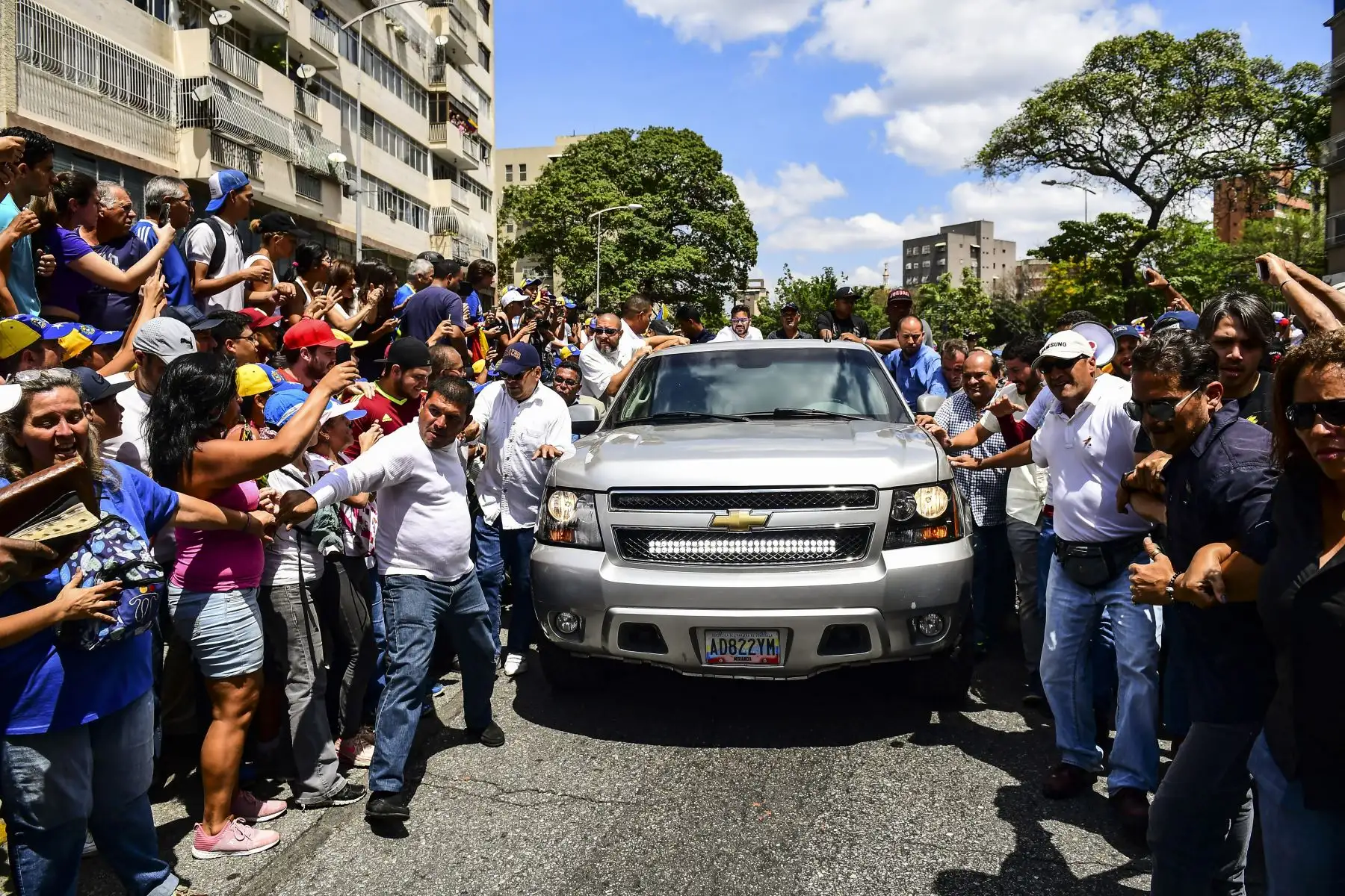 El líder de la oposición venezolana y el autoproclamado presidente Juan Guaido llega a una manifestación en Caracas. AFP