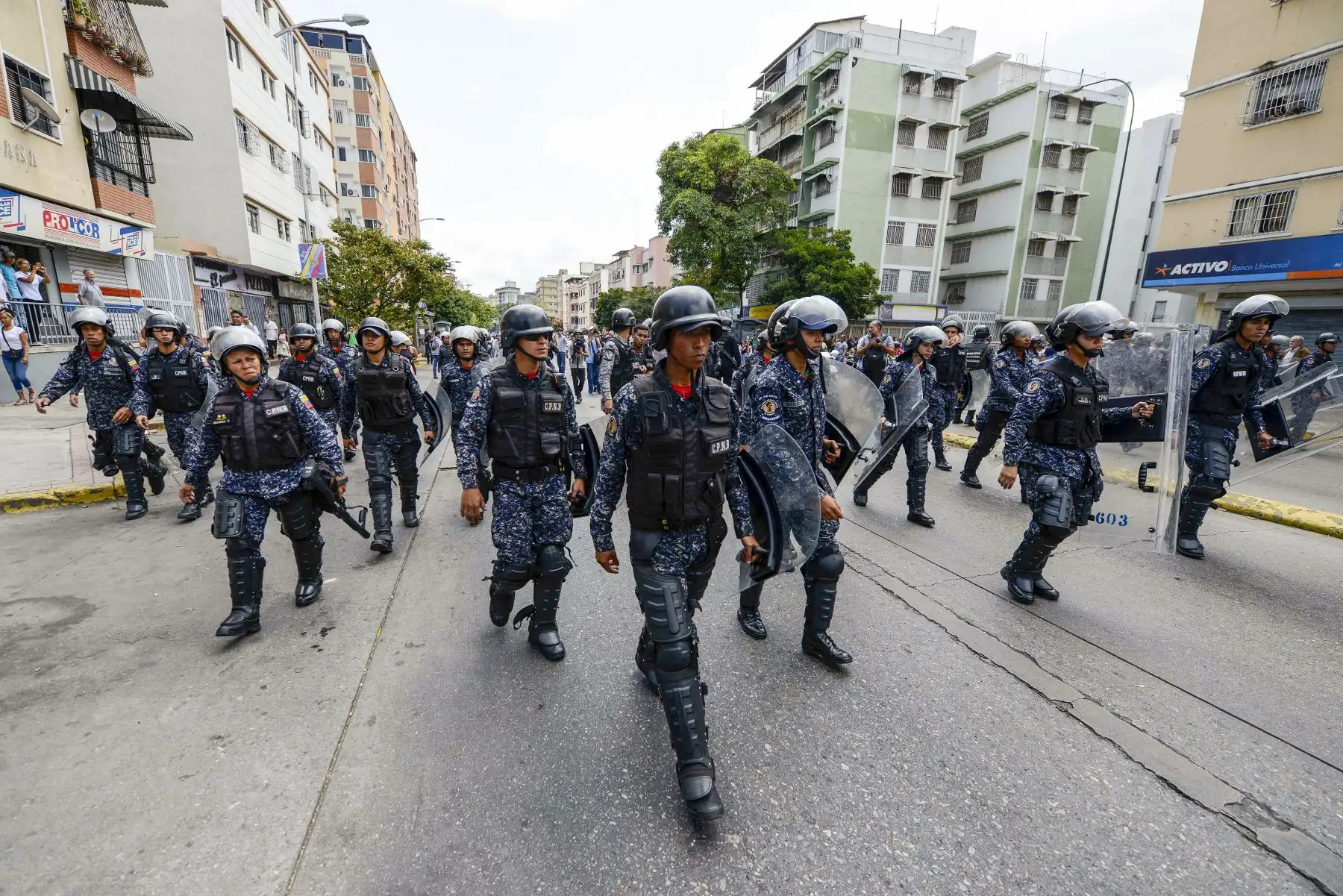 La policía antidisturbios venezolana se despliega en una calle durante una manifestación de simpatizantes del líder opositor venezolano y autoproclamado presidente interino Juan Guaido en Caracas. AFP