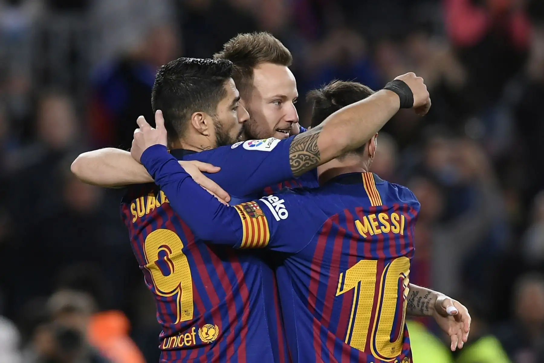 Luis Suárez (L), delantero uruguayo del Barcelona, celebra con el mediocampista croata Ivan Rakitic y el delantero argentino Lionel Messi de Barcelona, luego de marcar durante el partido de fútbol de la liga española entre el FC Barcelona y el Rayo Vallecano. Foto:AFP