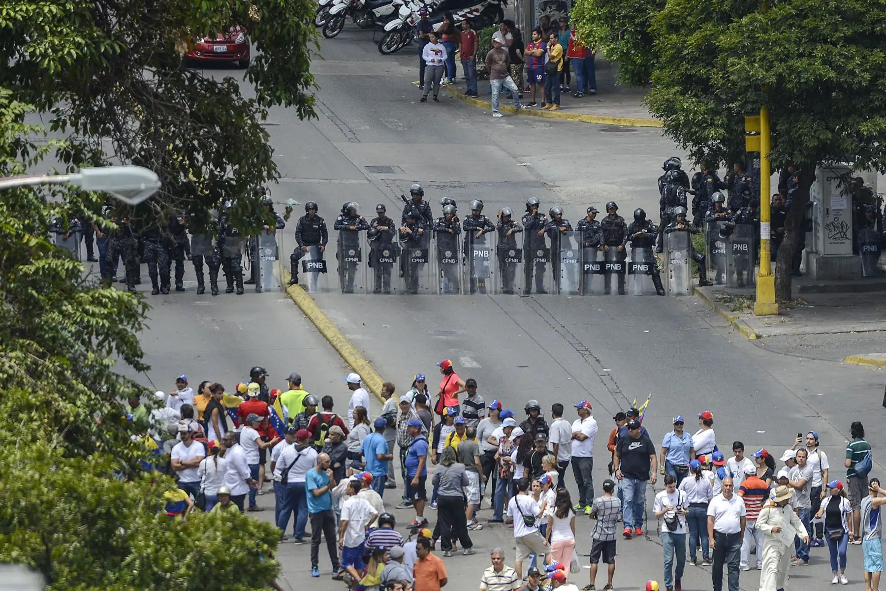 La policía antidisturbios de Venezuela bloquea una calle durante una manifestación de simpatizantes del líder opositor venezolano y autoproclamado presidente interino Juan Guaido en Caracas. AFP