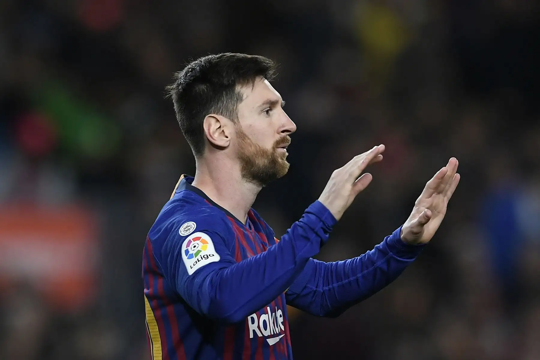 Luis Suárez (L), delantero uruguayo del Barcelona, celebra con el mediocampista croata Ivan Rakitic y el delantero argentino Lionel Messi de Barcelona, luego de marcar durante el partido de fútbol de la liga española entre el FC Barcelona y el Rayo Vallecano.Foto:AFP