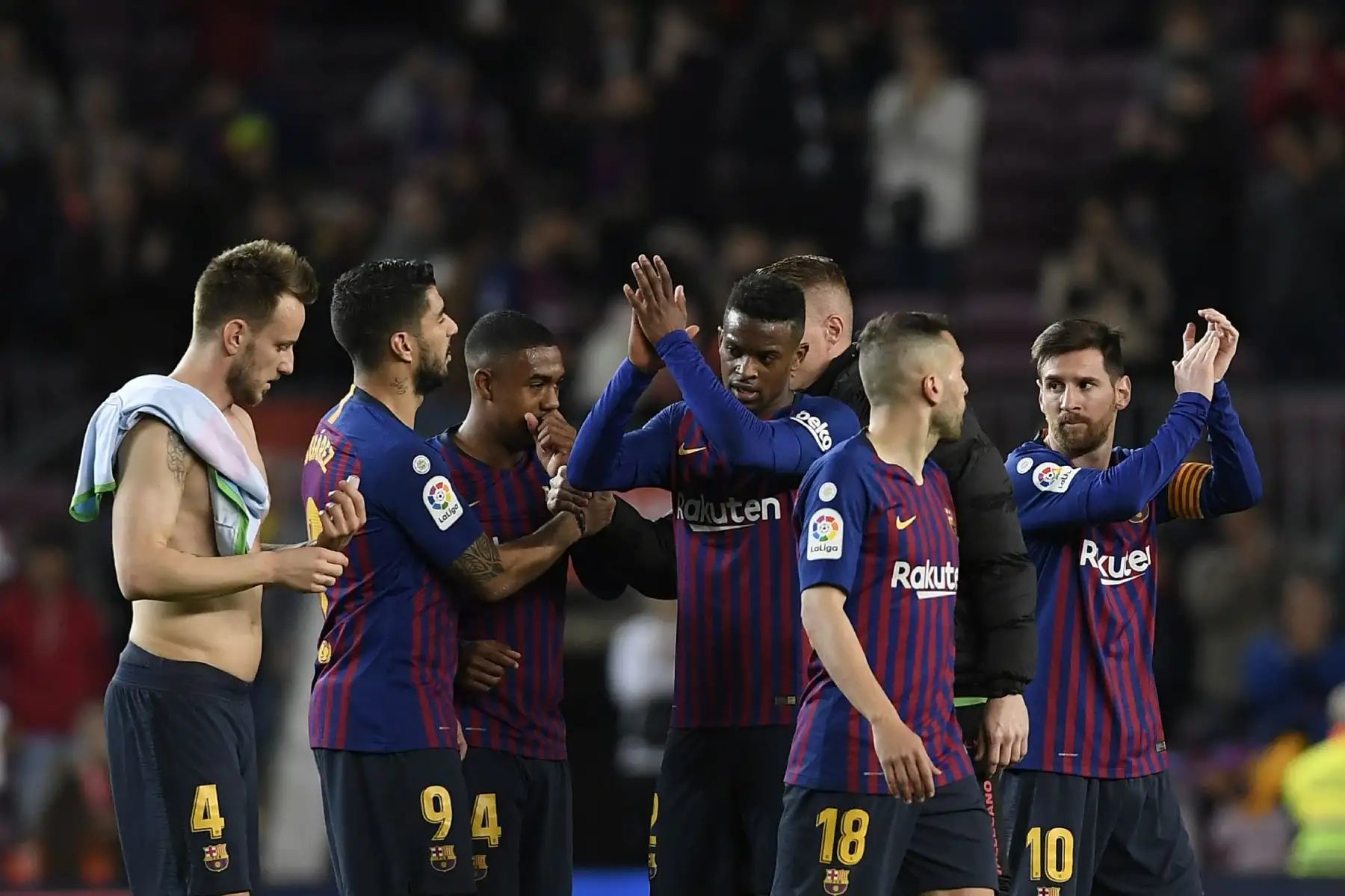 Los jugadores del Barcelona aplauden después del partido de fútbol de la liga española entre el FC Barcelona y el Rayo Vallecano.Foto:AFP