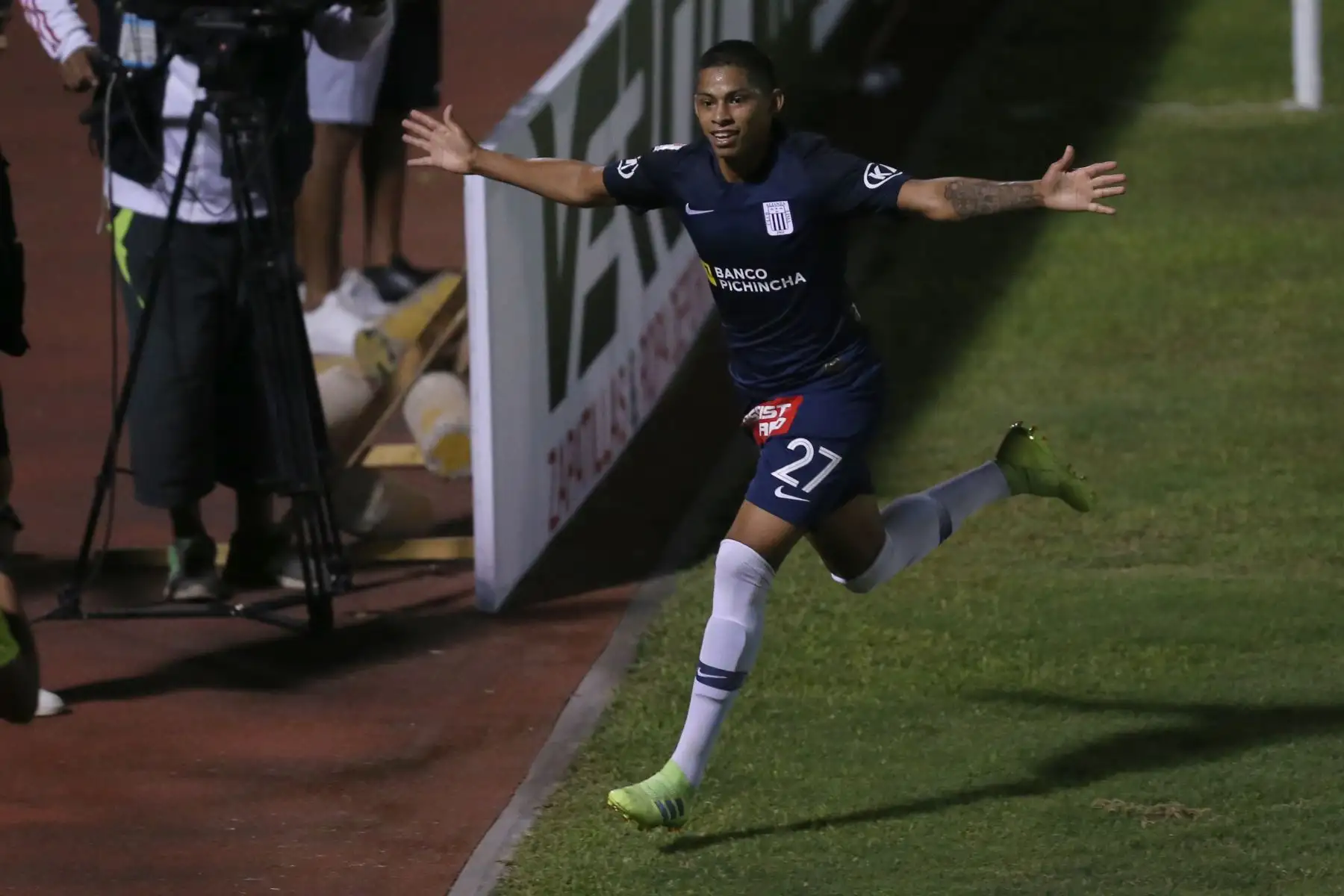 Kevin Quevedo anote un doblete, durante el partido por la liga 1 Movistar entre alianza Lima vs Cantolao, en estadio Miguel Grau del Callao. Foto: ANDINA/Jhony Laurente