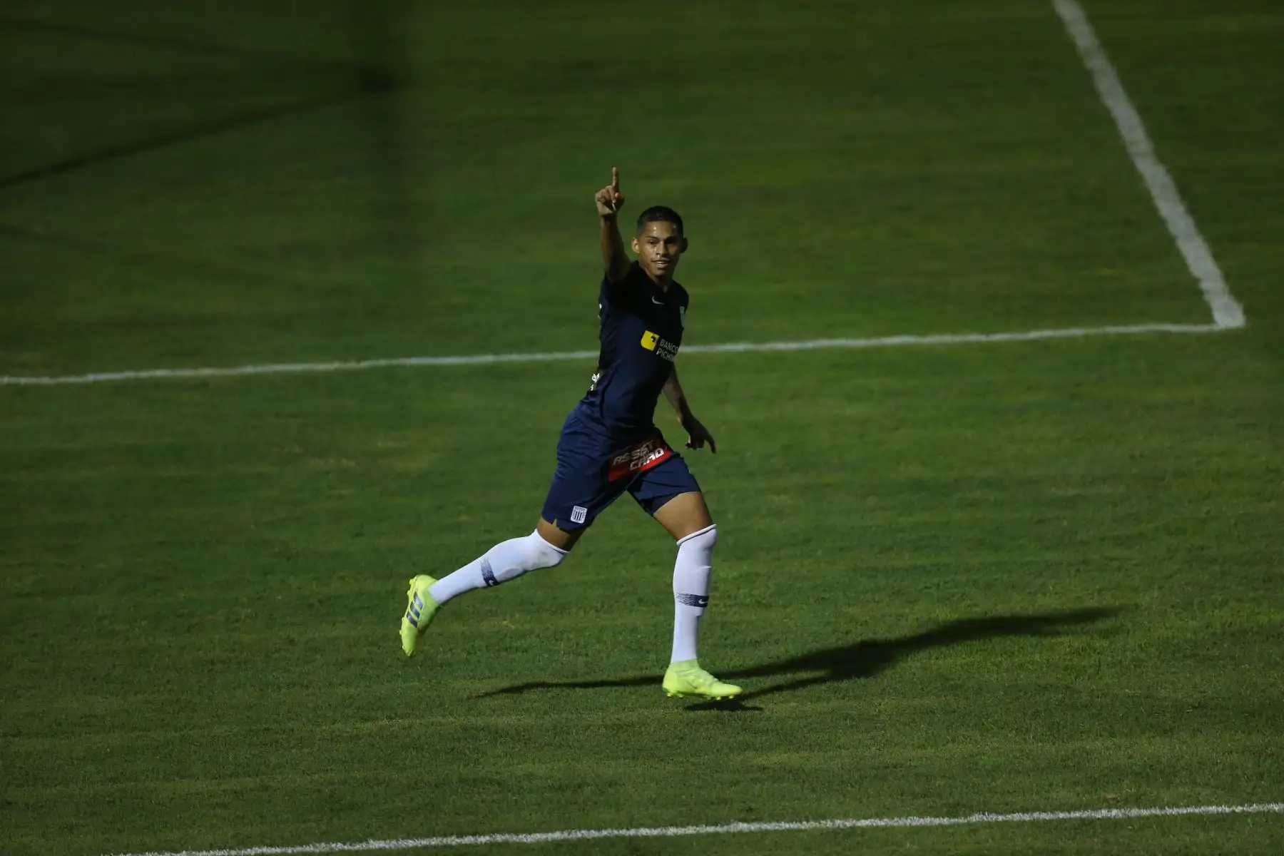 Kevin Quevedo anote un doblete, durante el partido por la liga 1 Movistar entre alianza Lima vs Cantolao, en estadio Miguel Grau del Callao. Foto: ANDINA/Jhony Laurente