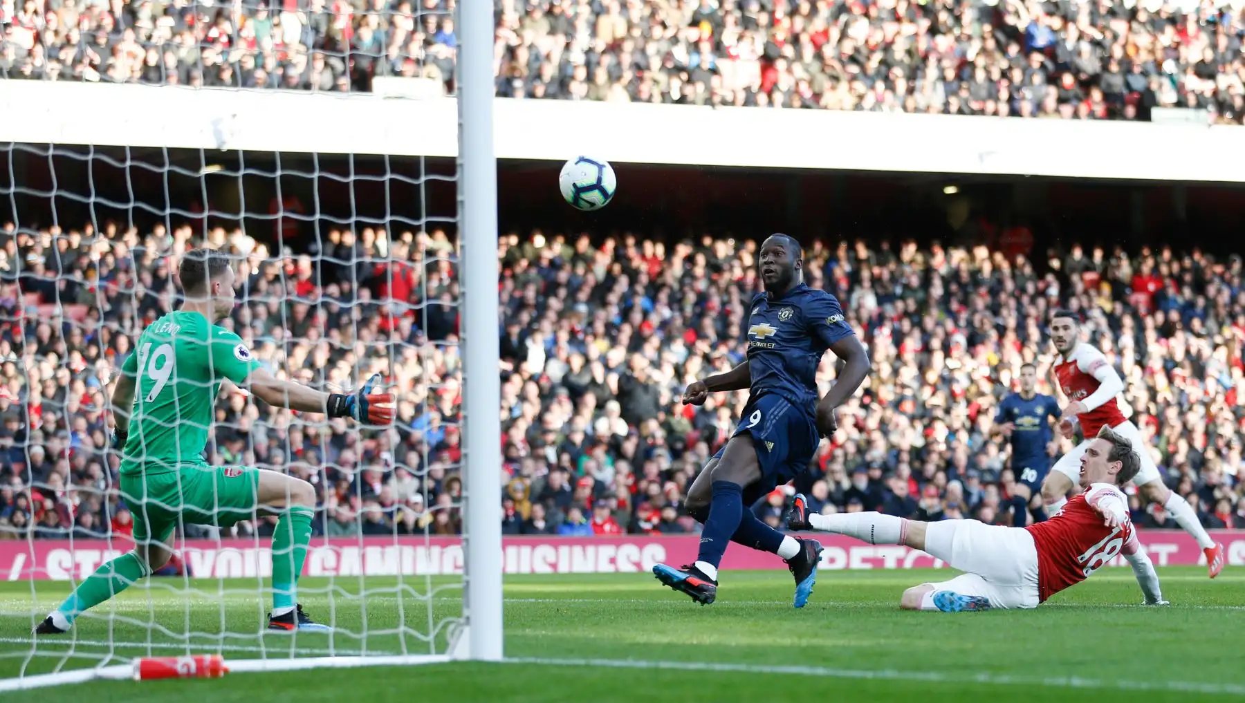 El delantero belga del Manchester United Romelu Lukaku (C) golpea la madera y pierde una oportunidad durante el Premier League frente al Arsenal.Foto: AFP