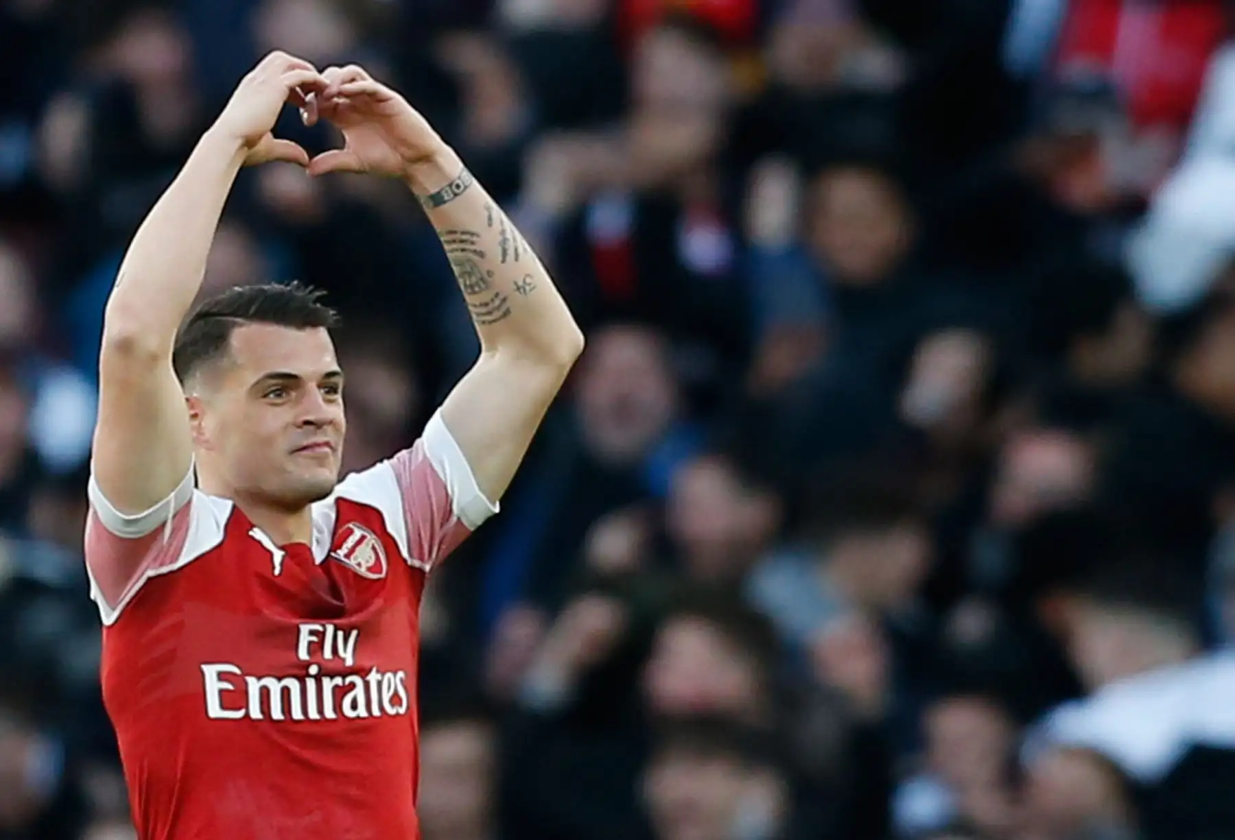 El mediocampista suizo Granit Xhaka celebra el gol de apertura durante el partido de fútbol de la Premier League inglesa entre el Arsenal y el Manchester United Foto:AFP